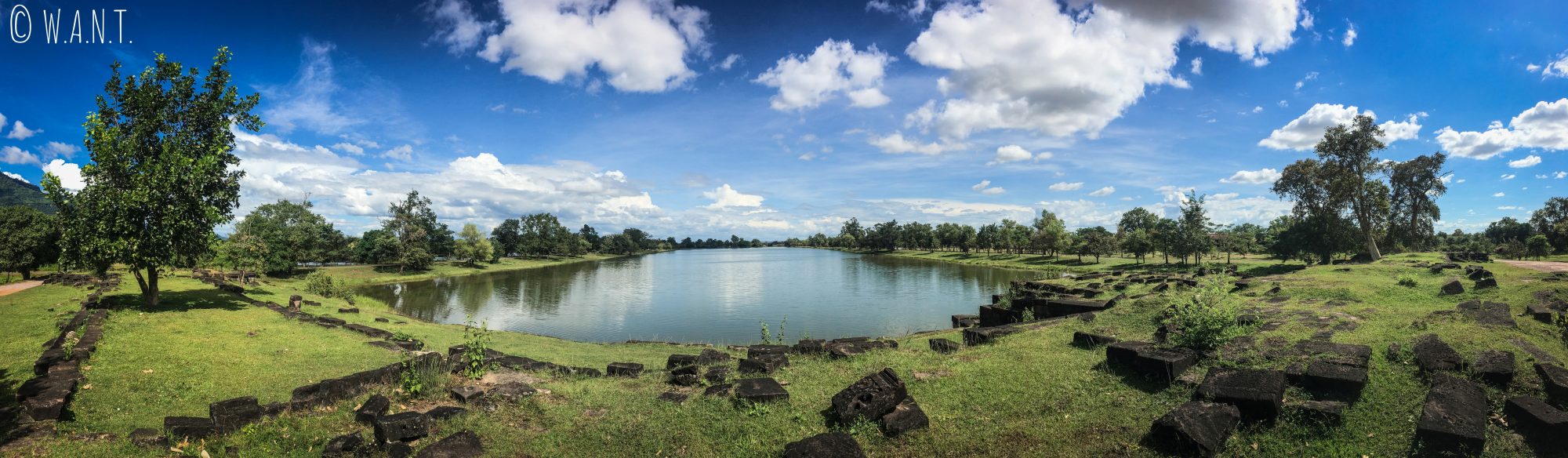 Panorama sur l'un des deux lacs artificiels du site de Vat Phou