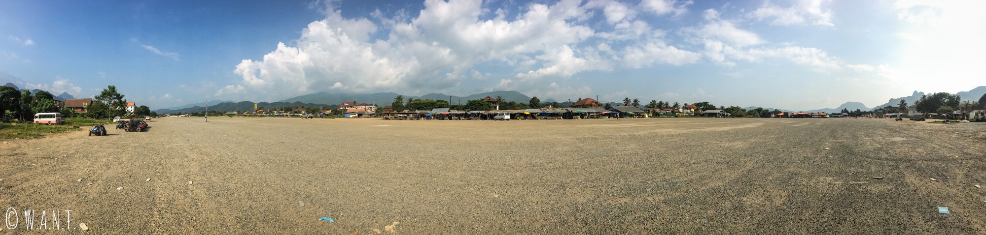 Panorama sur l’ancienne piste de l’aéroport de Vang Vieng