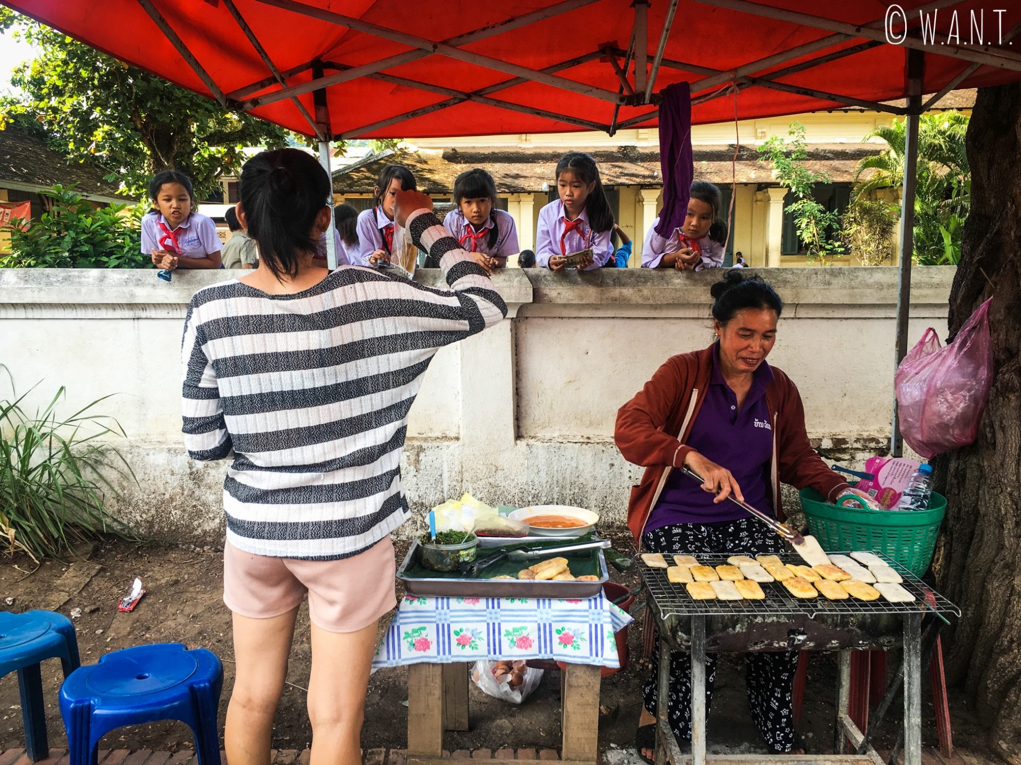Pause pour le goûter dans une école primaire de Luang Prabang