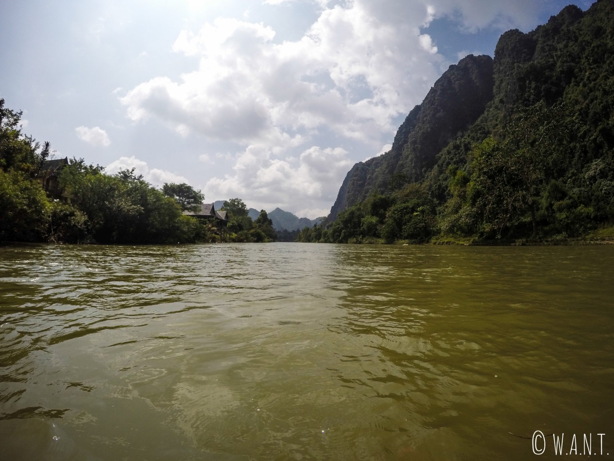 Paysage depuis nos bouées sur la rivière Nam Xong de Vang Vieng