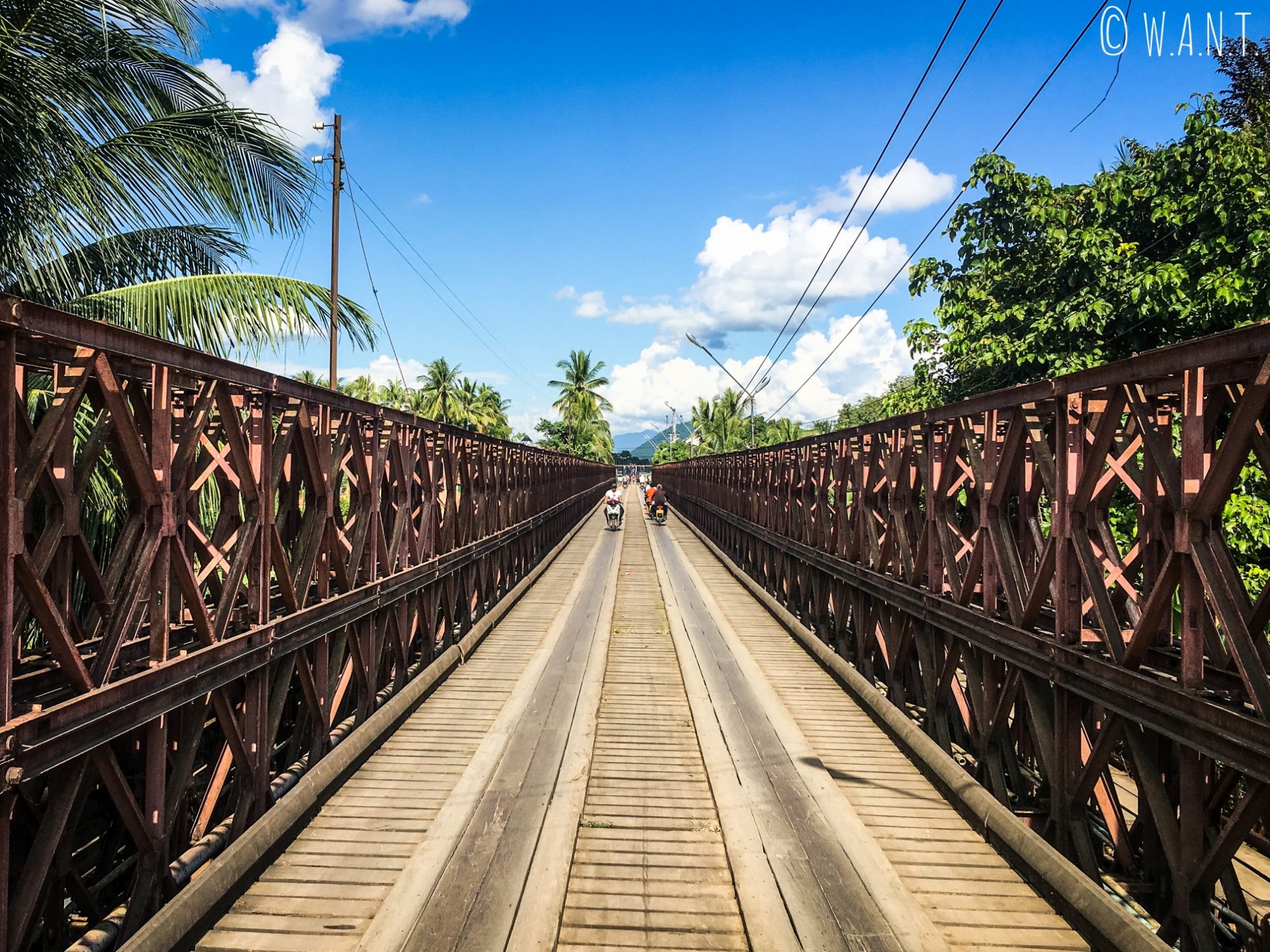 Pont permettant de rejoindre la gare routière nord au centre-ville de Luang Prabang