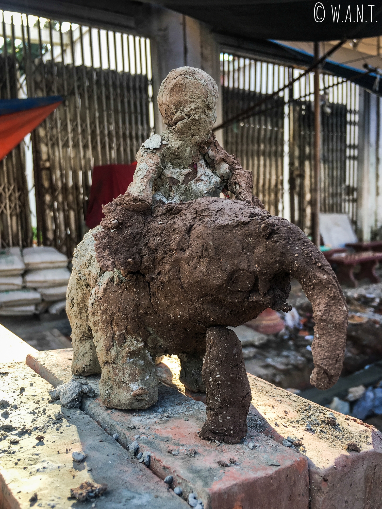 Sculpture d'éléphant sur un chantier de Luang Prabang
