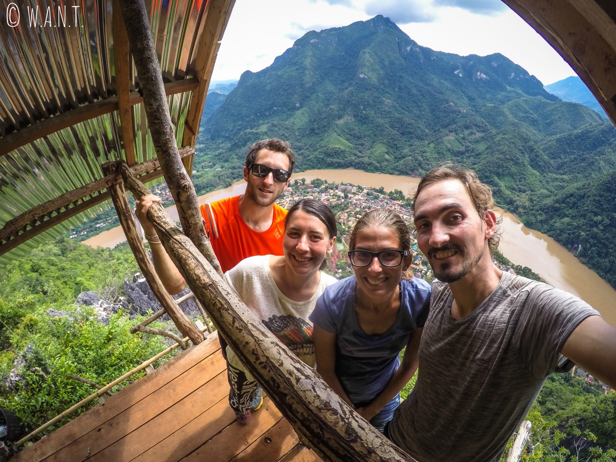 Selfie avec Margaux et Olivier depuis le point de vue Nang None de Nong Khiaw