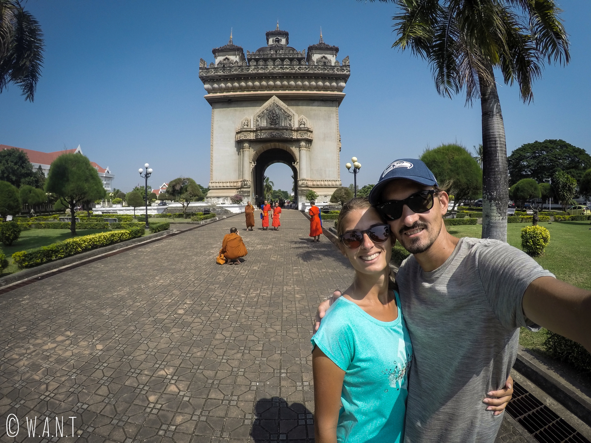 Selfie devant le Patuxai de Vientiane