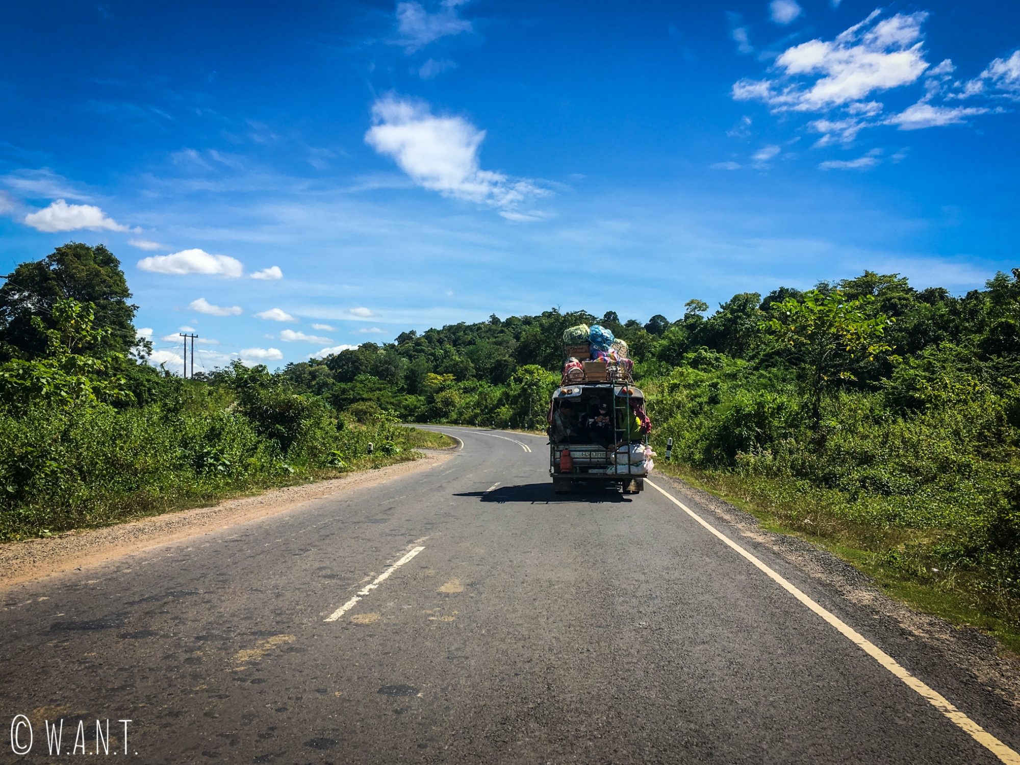 Songthaew bien chargé sur la route entre Paksé et le site Unesco Vat Phou