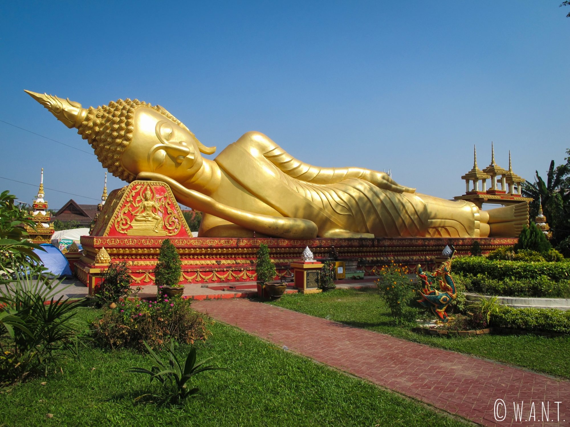 Statue de Bouddha allongé à côté du Pha That Luang de Vientiane