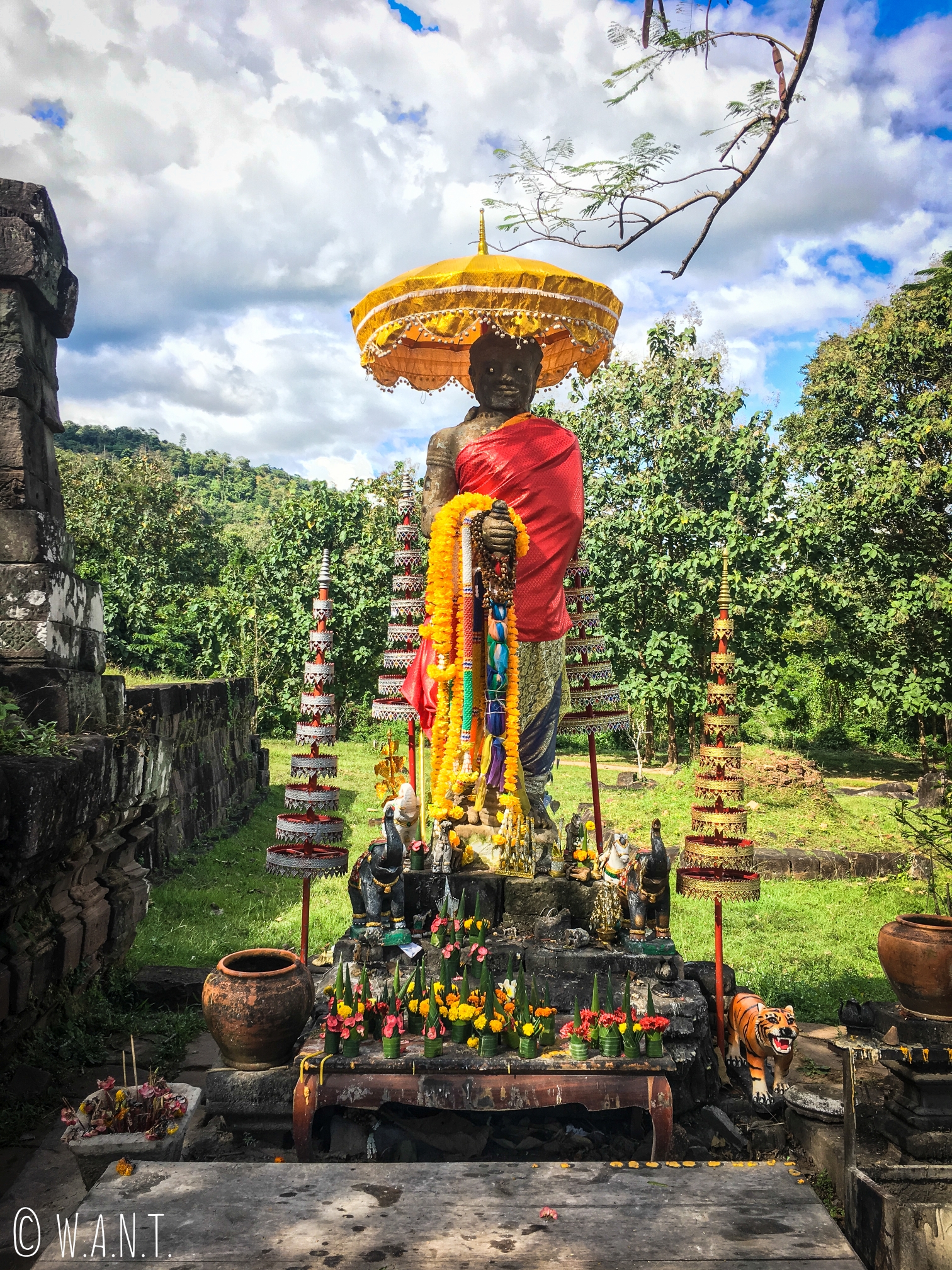Statue de Bouddha au pied de l'allée menant au sanctuaire de Vat Phou