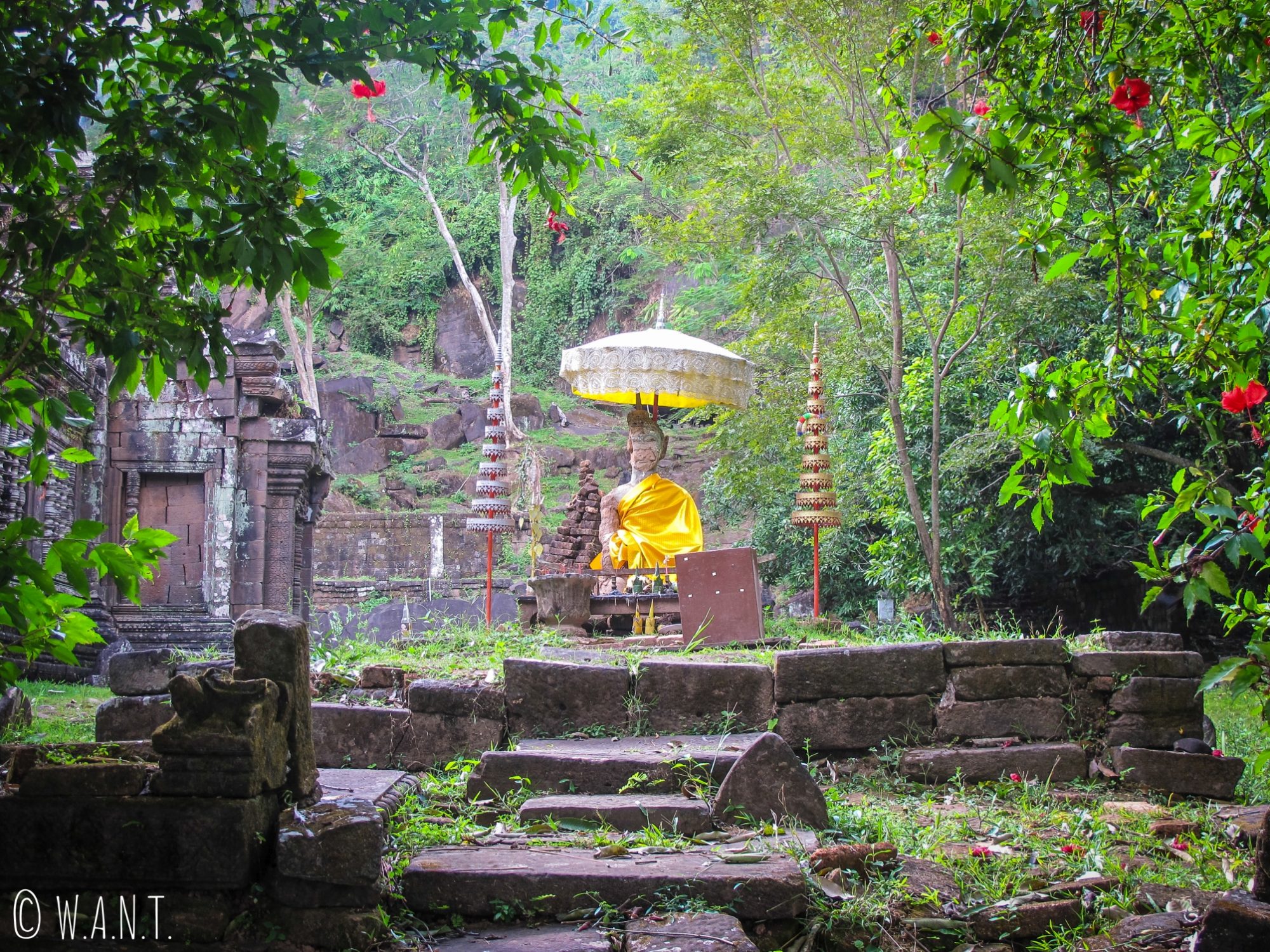 Statue de Bouddha en extérieur sur le sanctuaire de Vat Phou