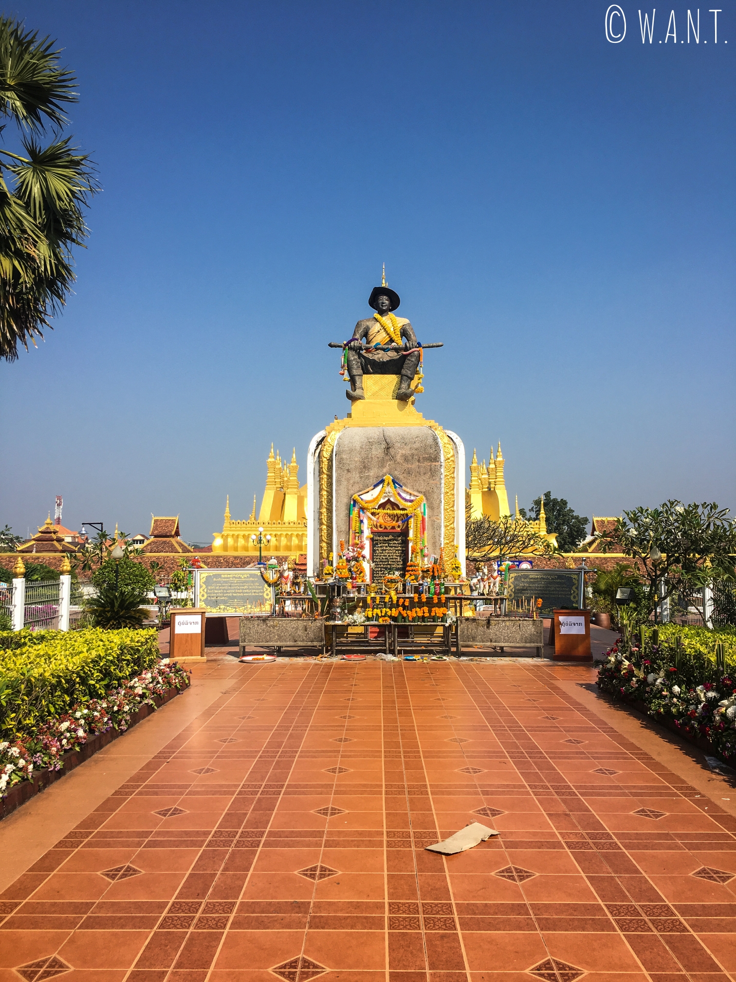 Statue du roi Setthathirat devant le Pha That Luang à Vientiane