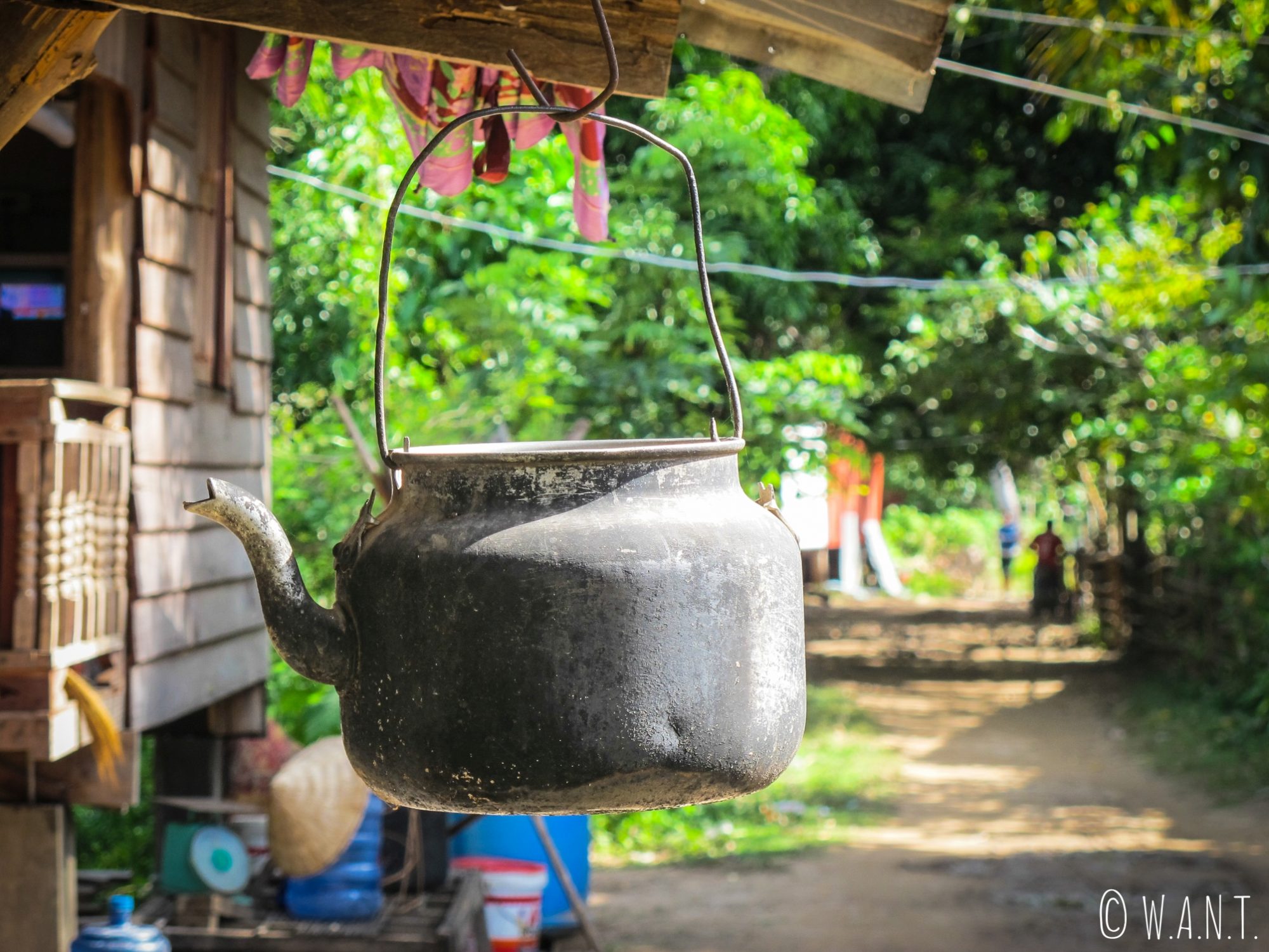 Théière accrochée à l'extérieur d'une maison sur l'île de Don Khon