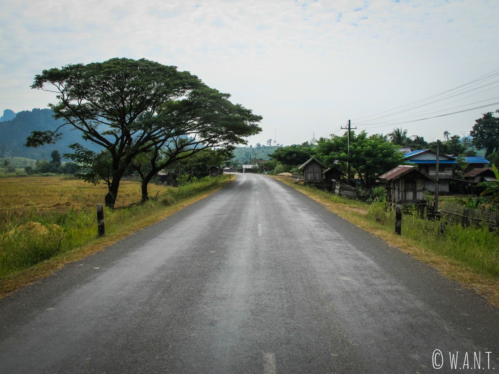 Traversée de village sur la route de Nahin à Thakhek