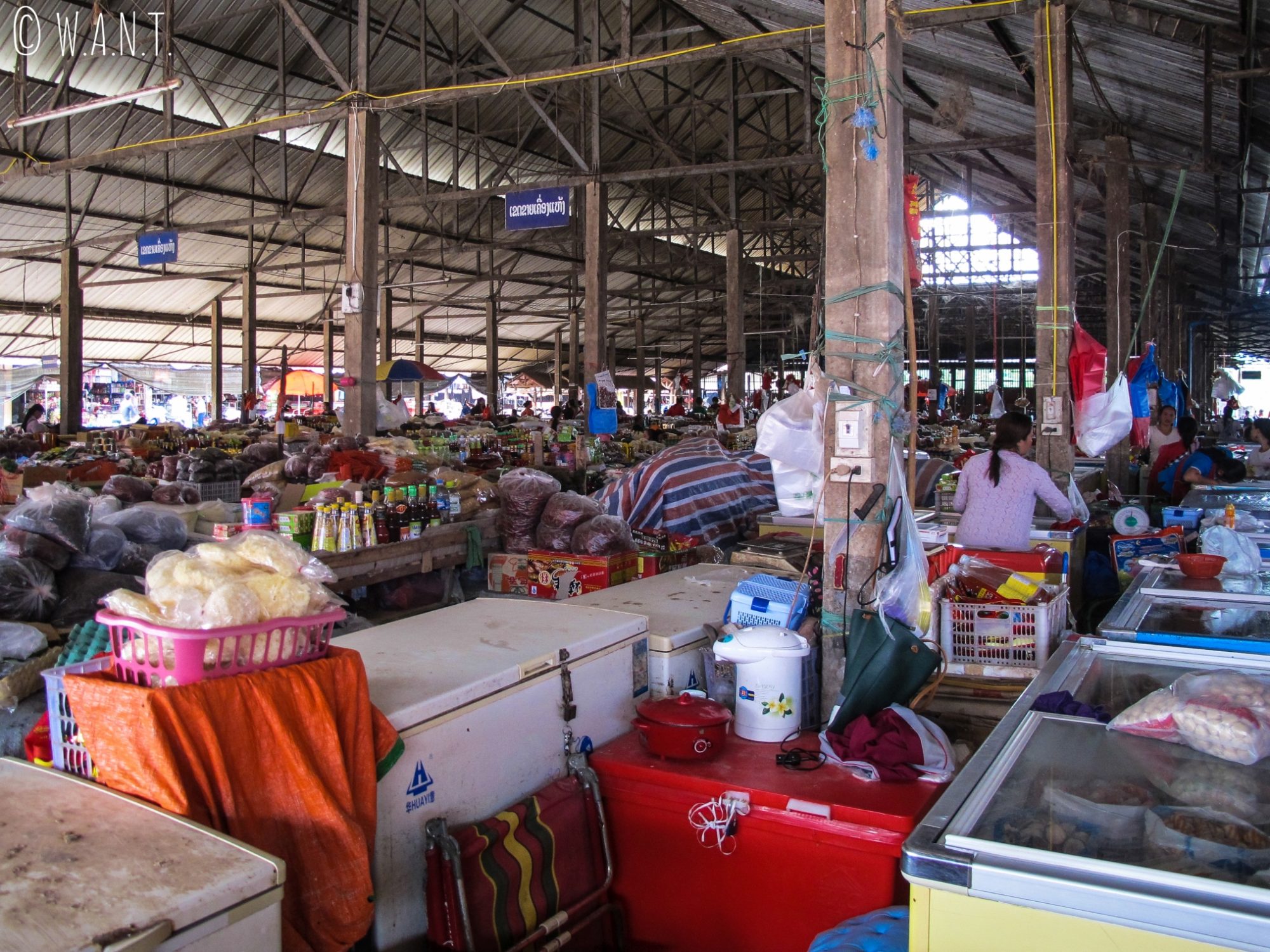 Un marché couvert a lieu tous les jours à Muang Sing