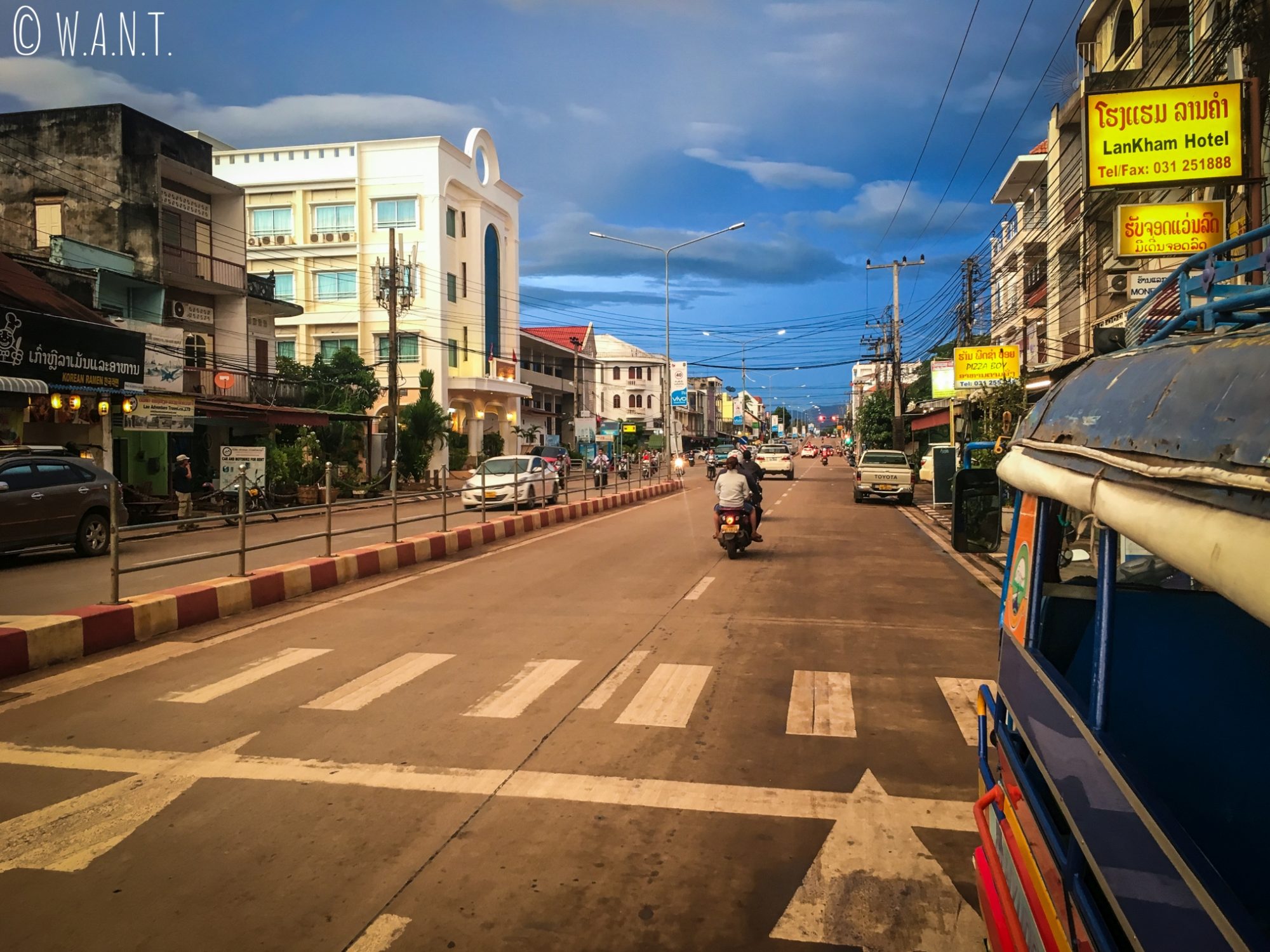 Une des rues principales de la ville laotienne de Paksé