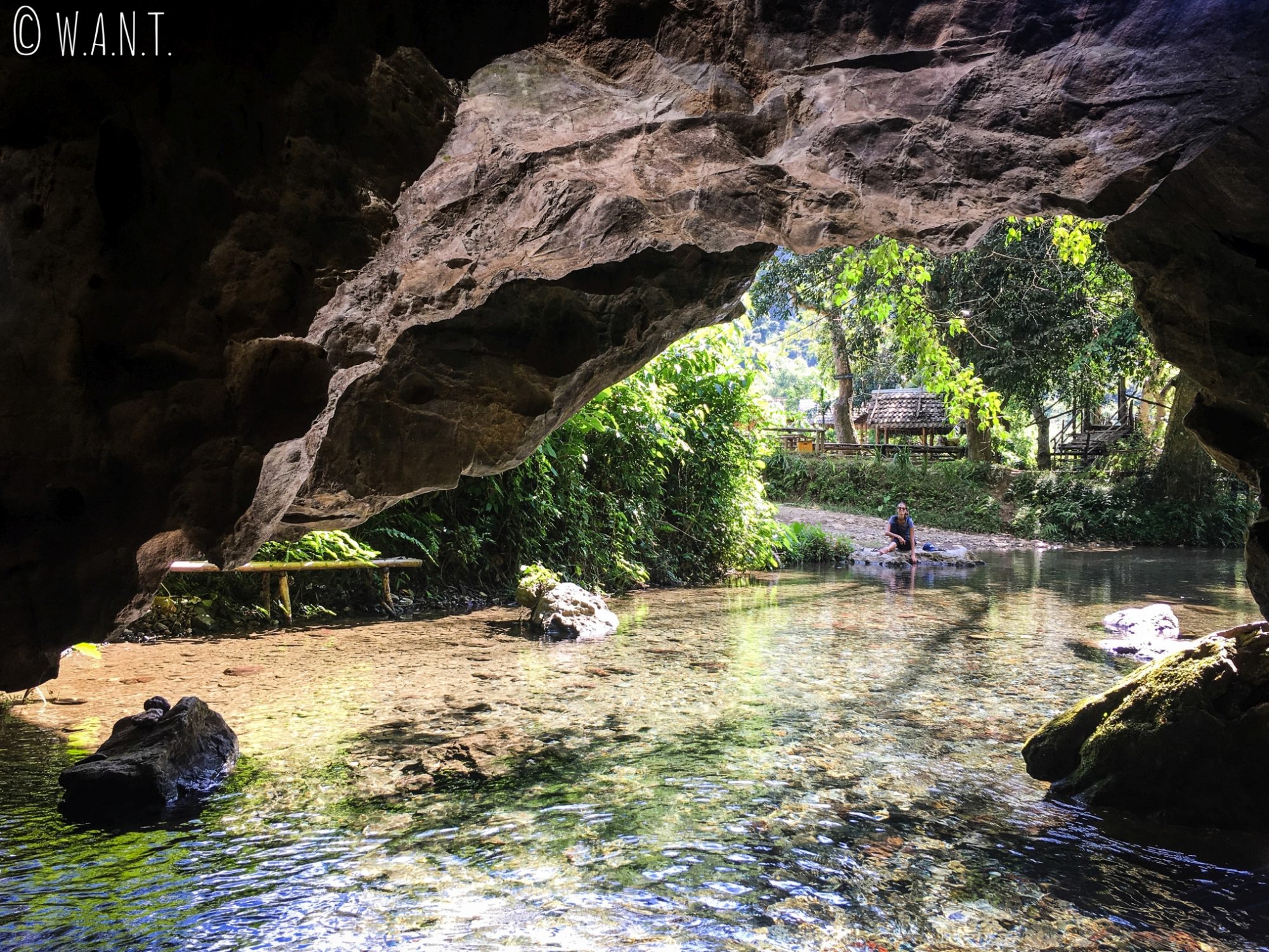 Vue depuis l'intérieur de la grotte de Tham Kang à Muang Ngoi
