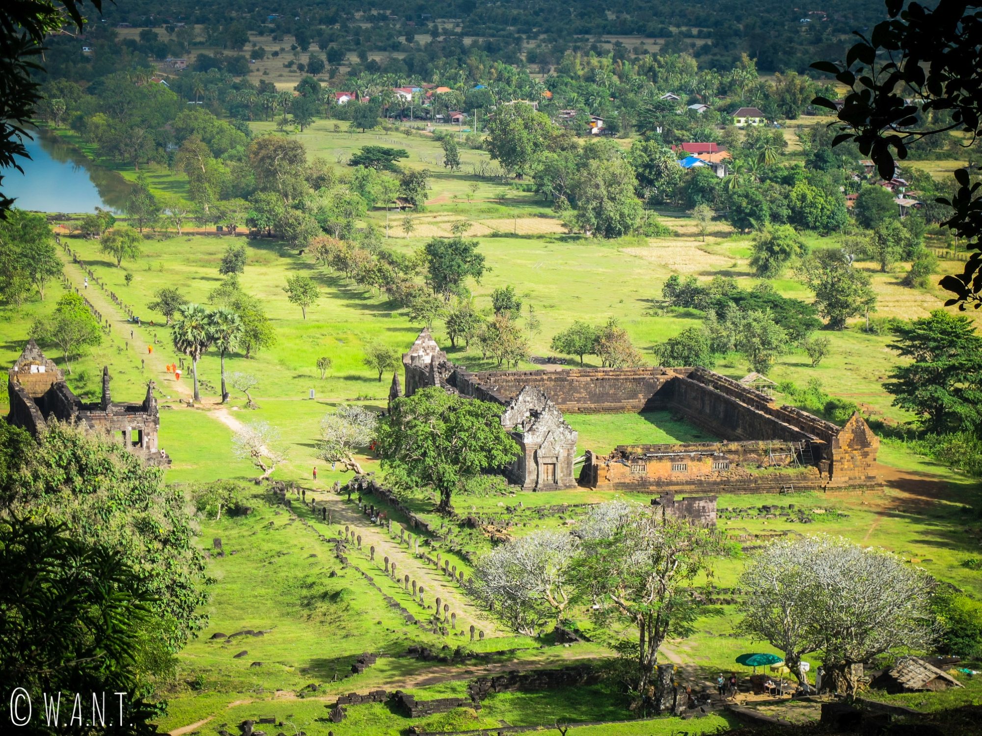 Vue en plongée sur un des deux palais du site Unesco Vat Phou