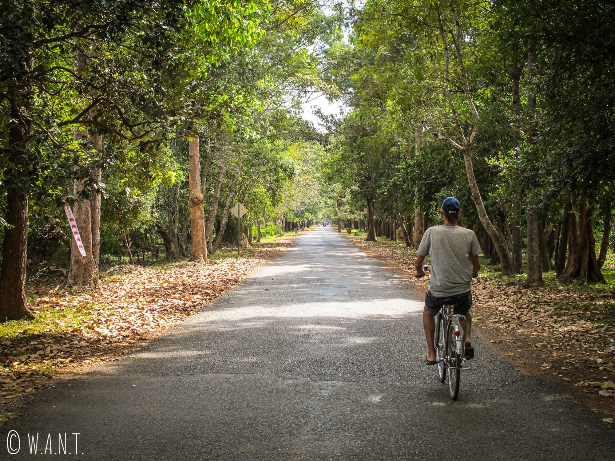Benjamin sur son vélo durant la visite d'Angkor