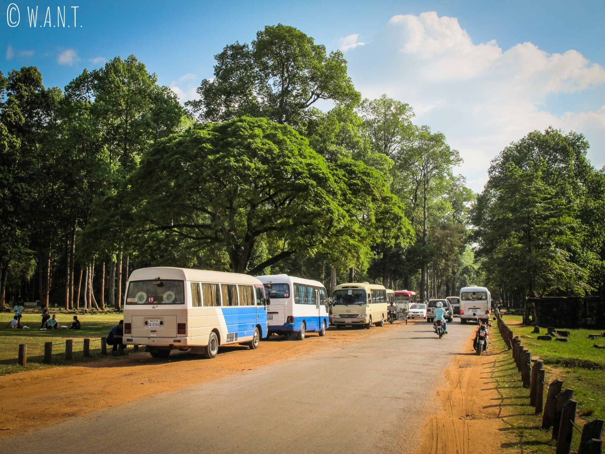 Bus dans l'enceinte d'Angkor Thom à Siem Reap