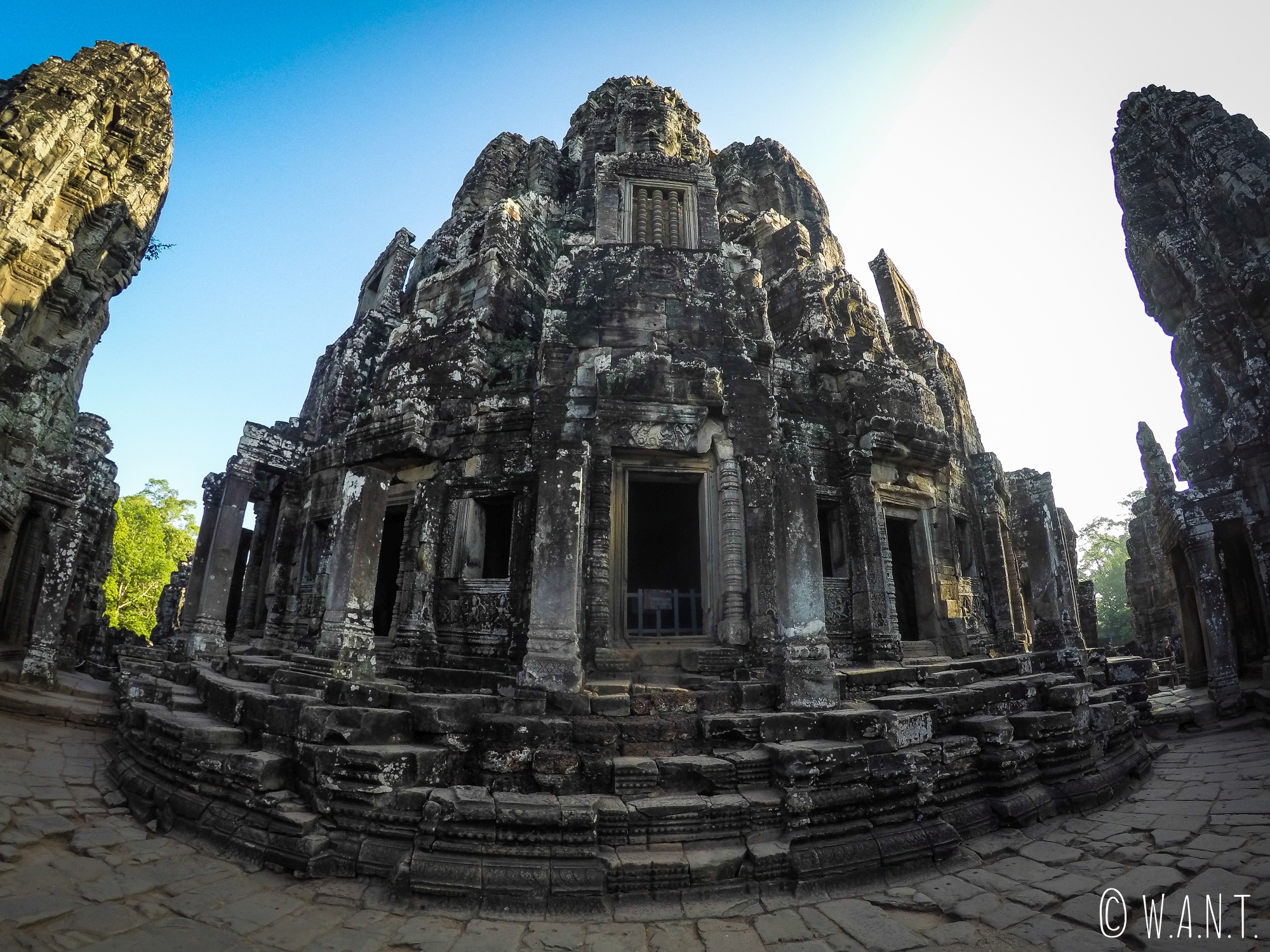 Bâtiment principal en haut du temple Bayon à Angkor