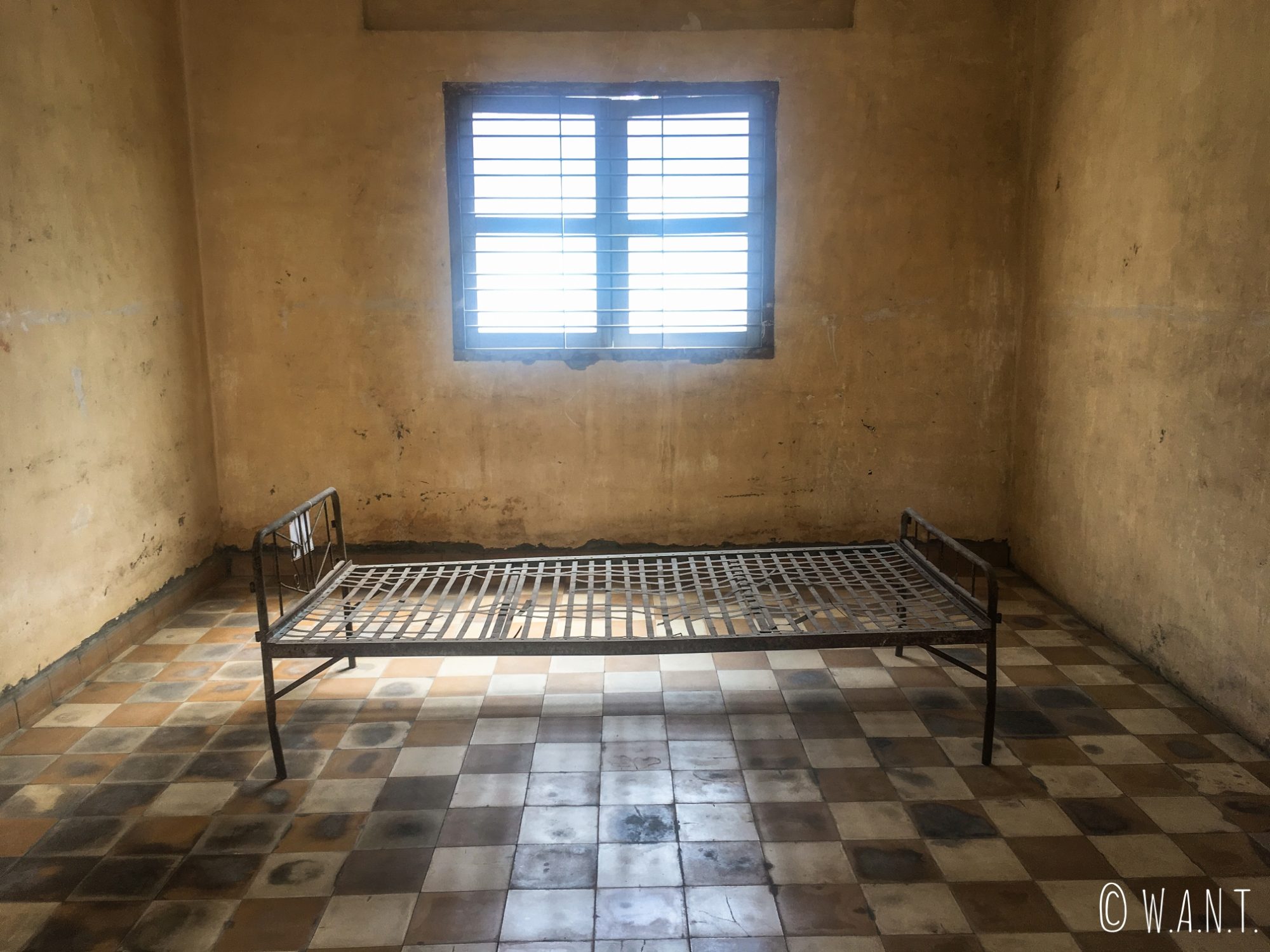Cellule individuelle du bâtiment A de la prison S-21 à Phnom Penh