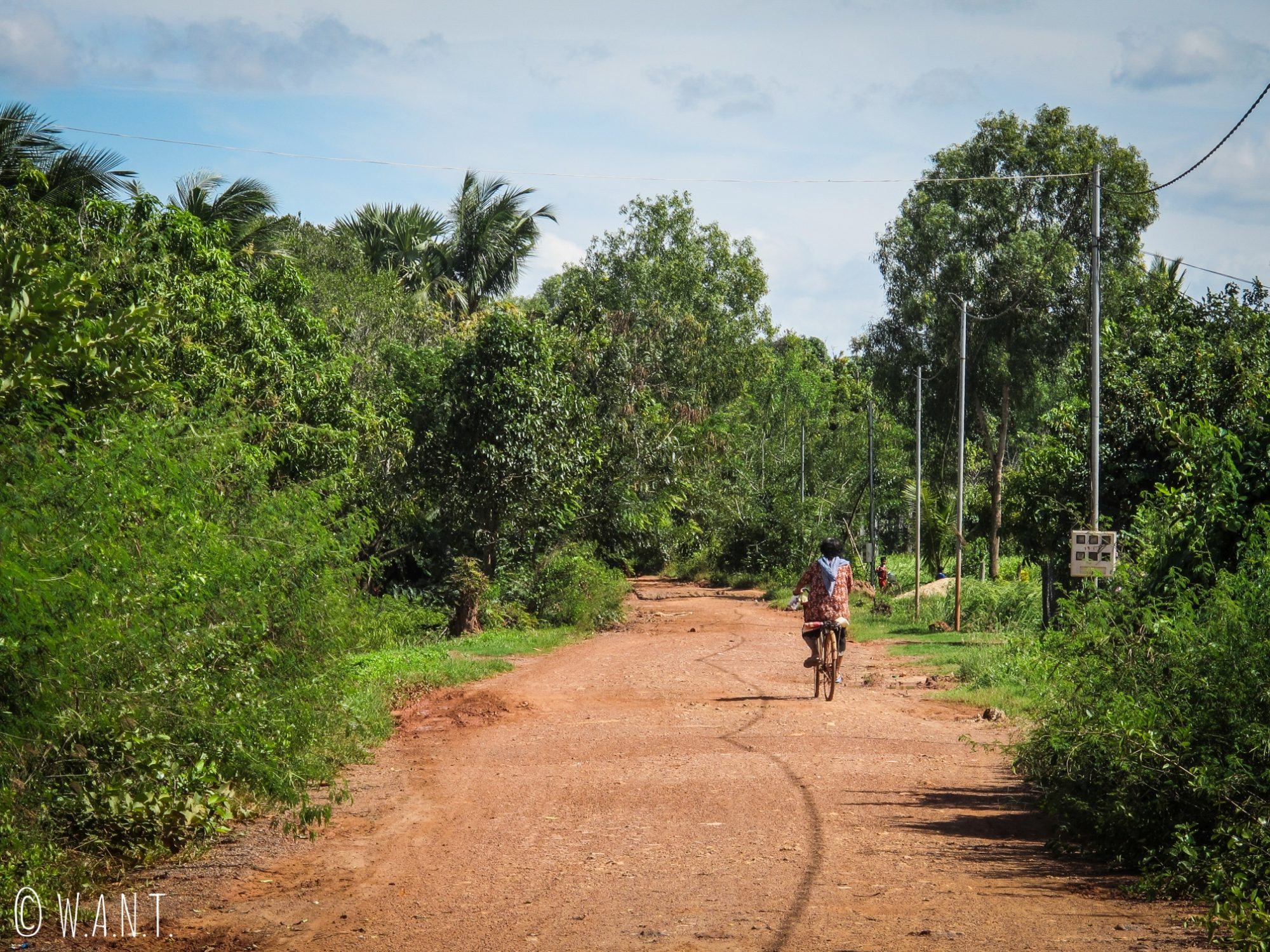 Chemin caillouteux permettant d'accéder au Secret Lake aux environs de Kampot