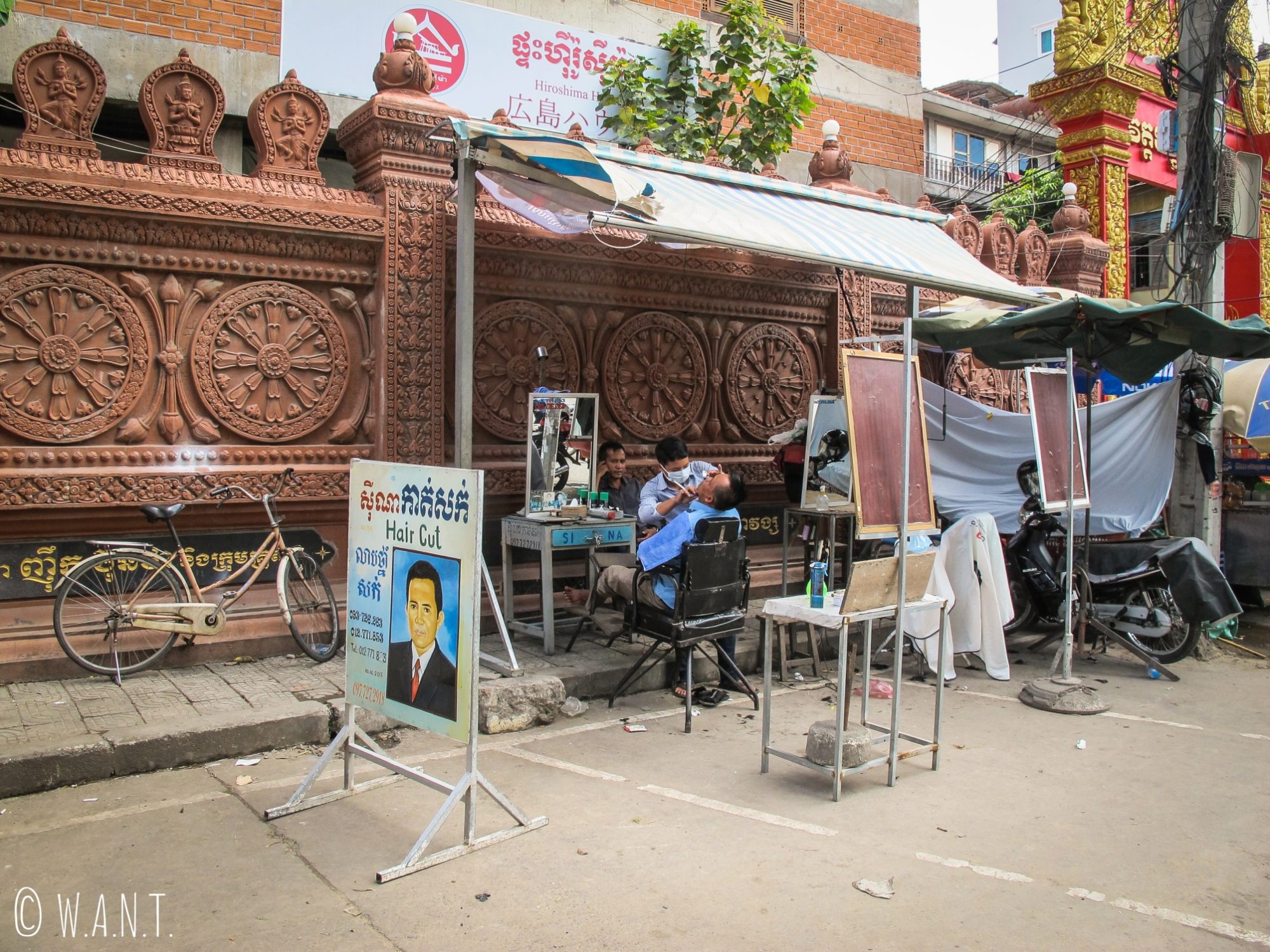 Coiffeur dans la rue à Phnom Penh