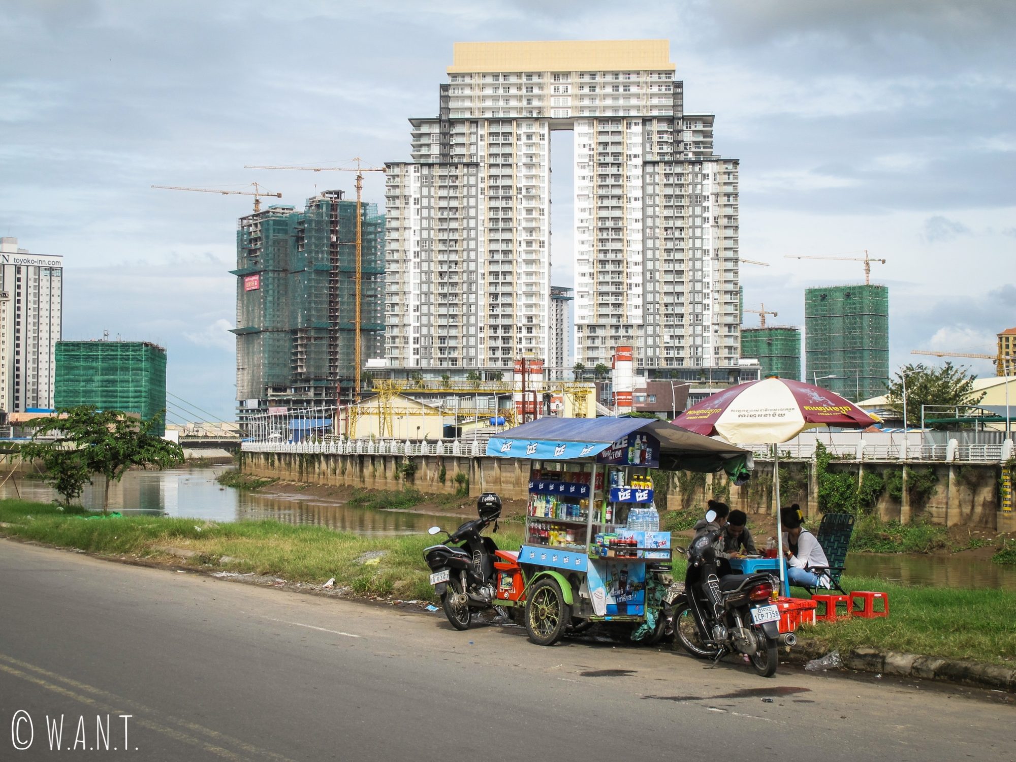 Contraste frappant entre les rives de Phnom Penh et de Diamond Island