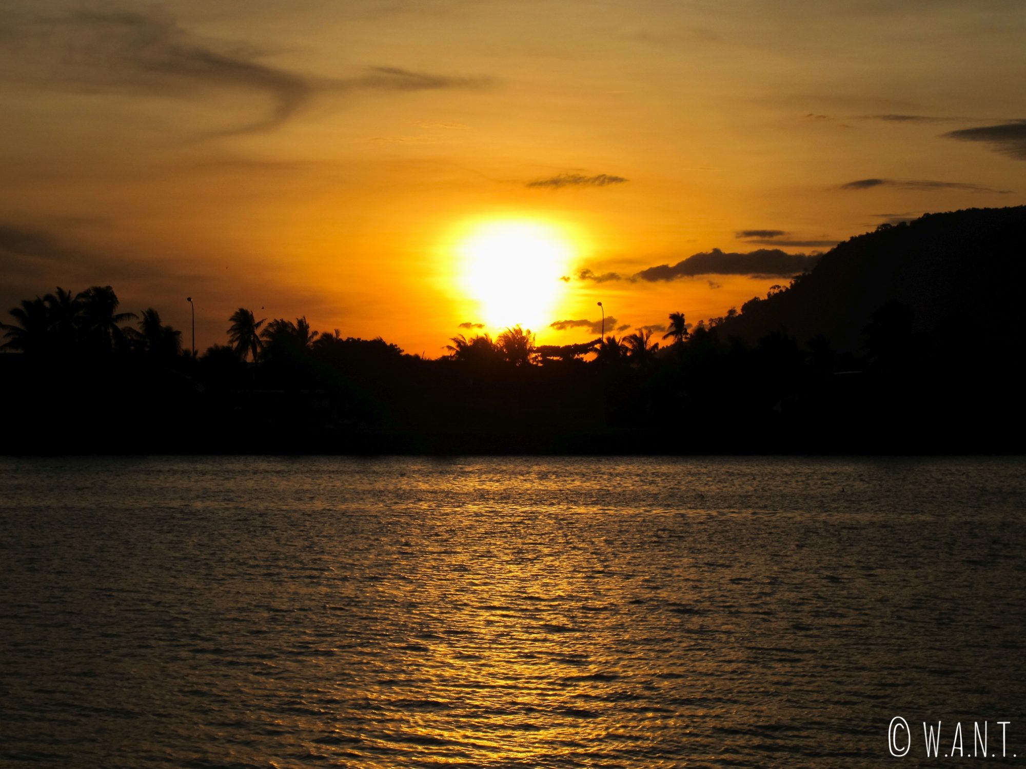 Coucher de soleil visible depuis le centre-ville de Kampot