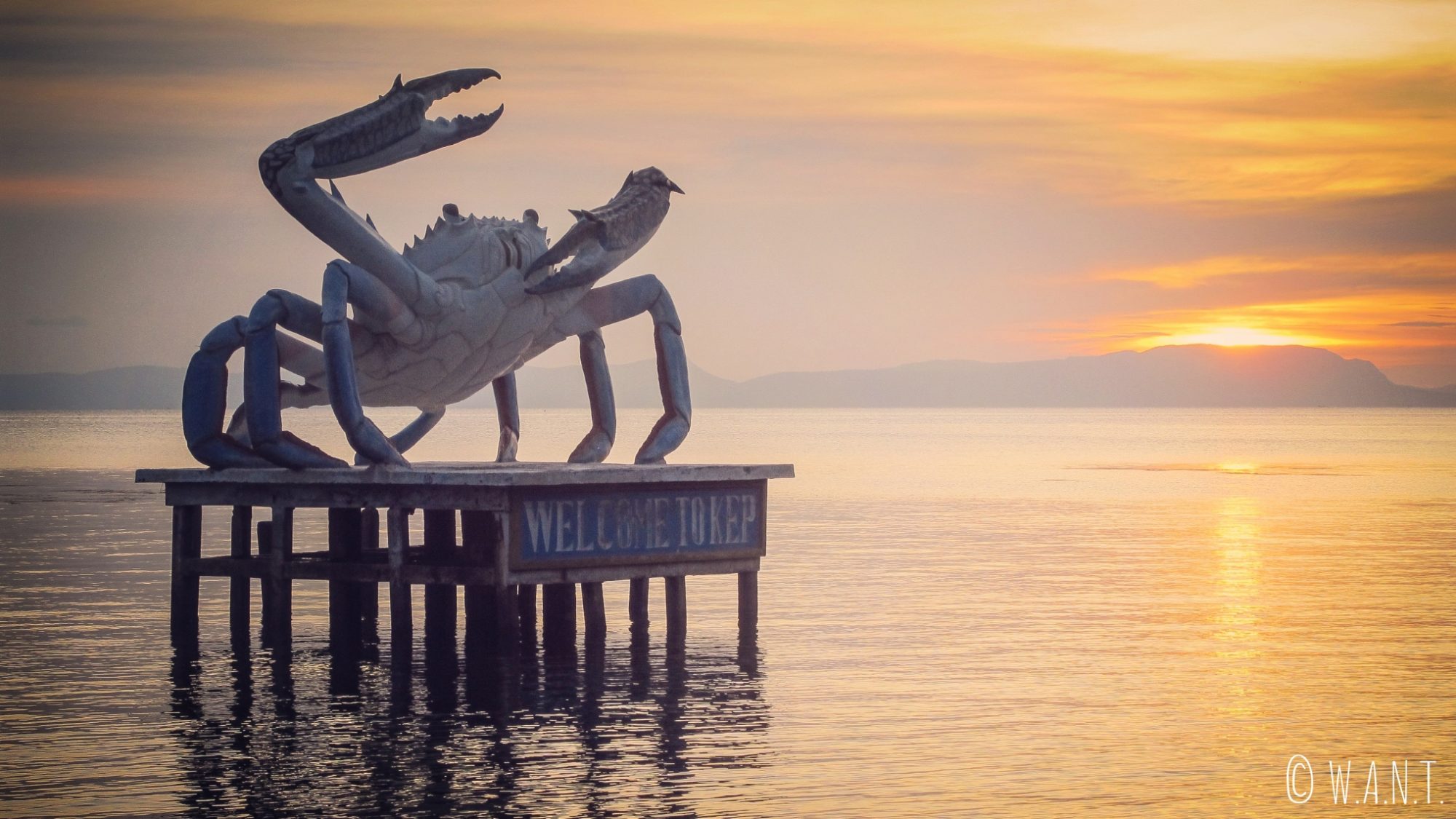 Crabe géant de la ville de Kep et coucher de soleil