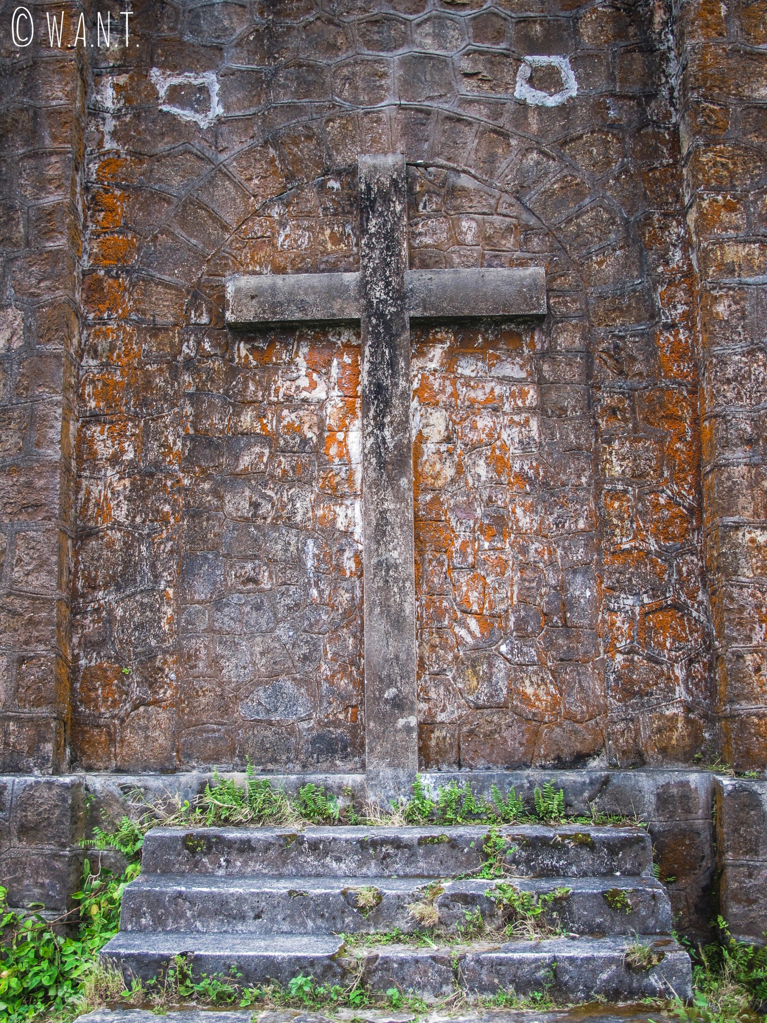 Croix de l'église abandonnée à Bokor Hill Station, dans le Parc national de Bokor