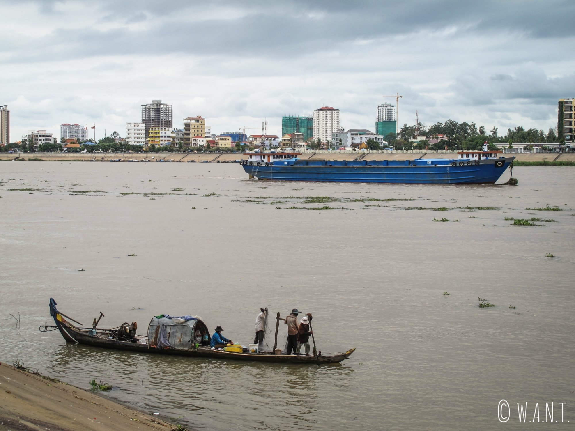 Deux styles d'embarcations se côtoient sur le Mékong à Phnom Penh