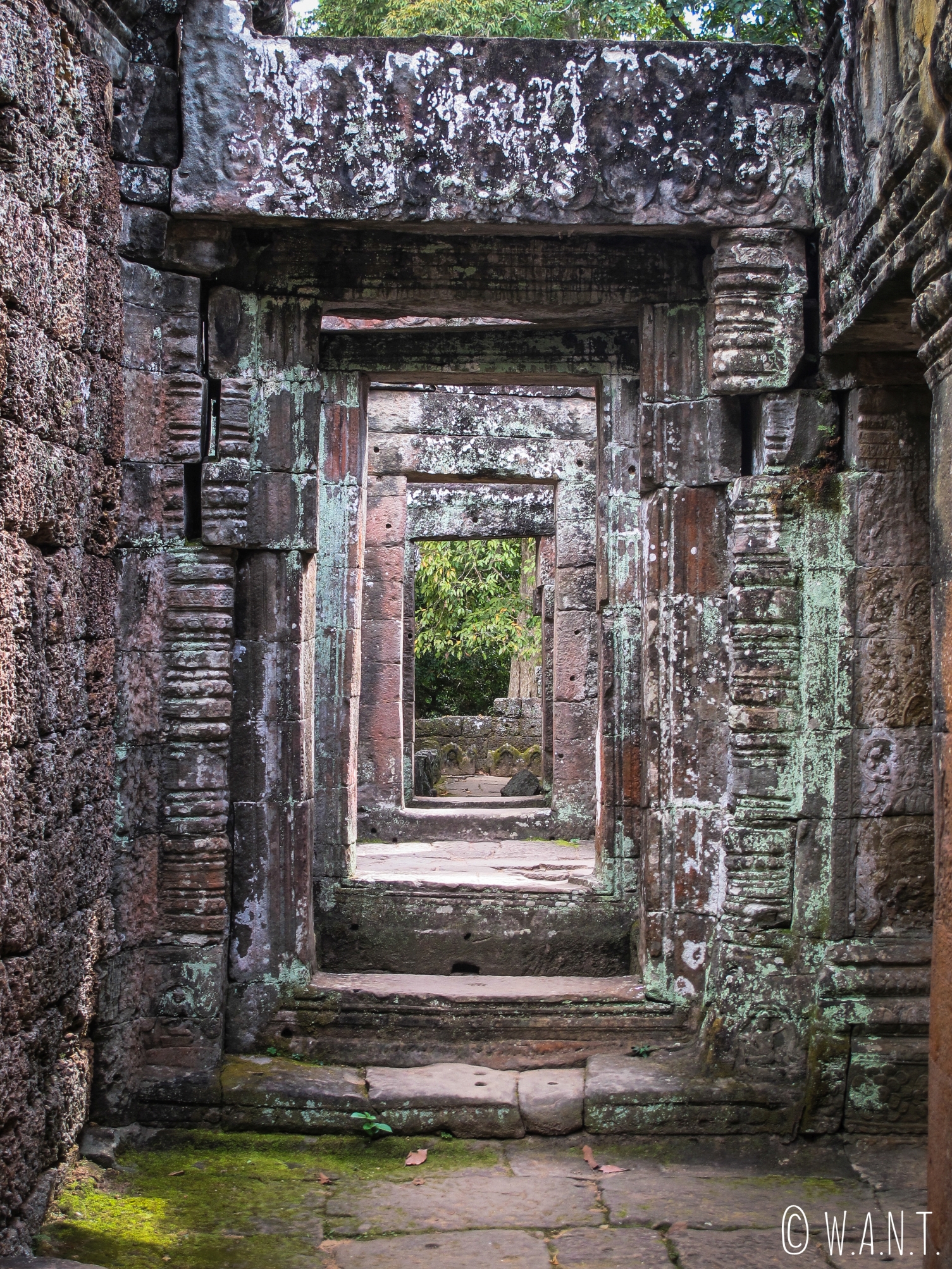 Enchaînement de portes au temple Banteay Kdei d'Angkor