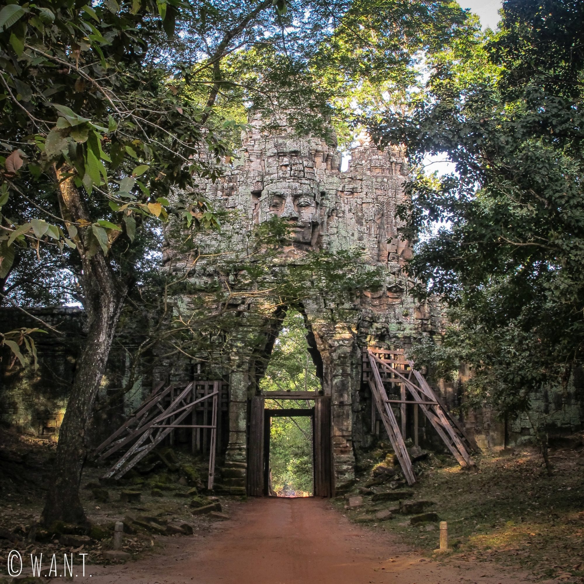 Entrée par la porte ouest d'Angkor Thom