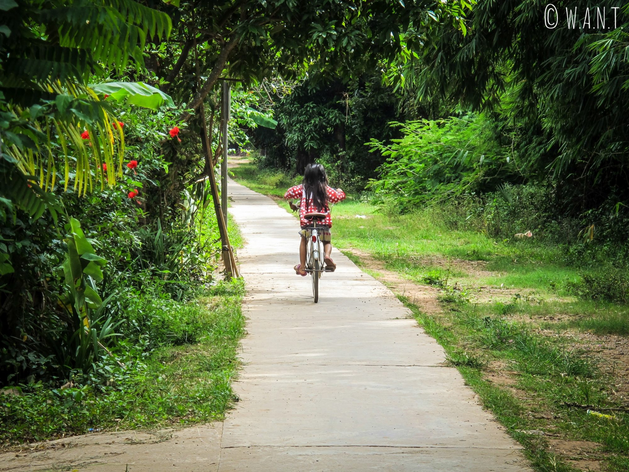 Fillette et son vélo sur l'île de Koh Trong