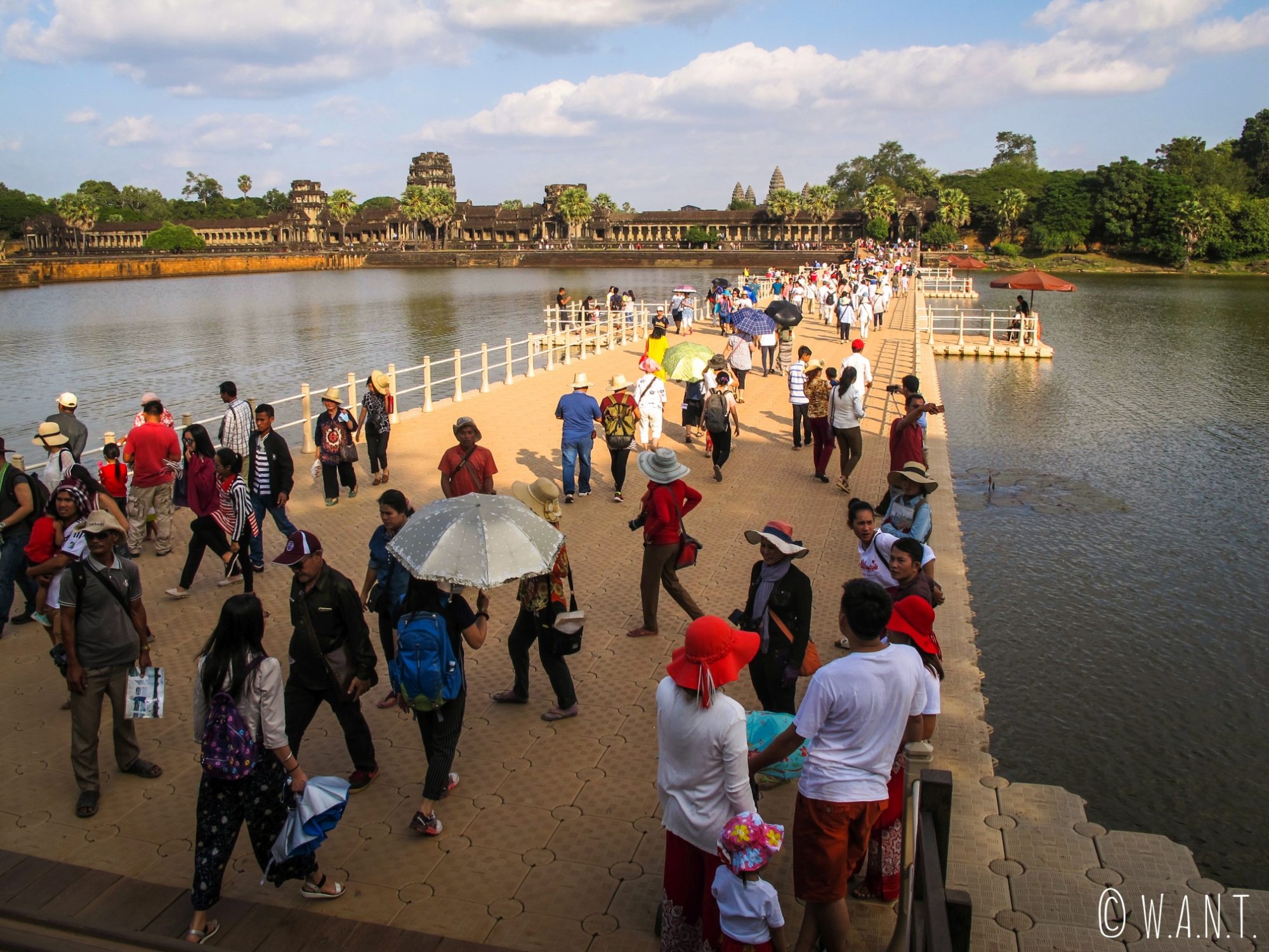Foule sur le pont permettant l'accès à Angkor Wat
