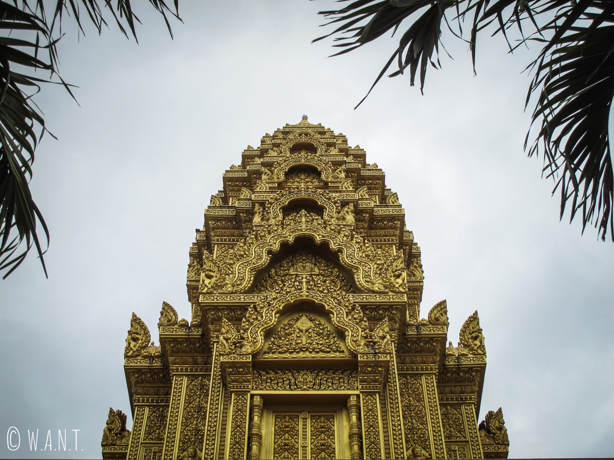 Gros plan sur l'un des stupas dorés du Wat Ounalom de Phnom Penh