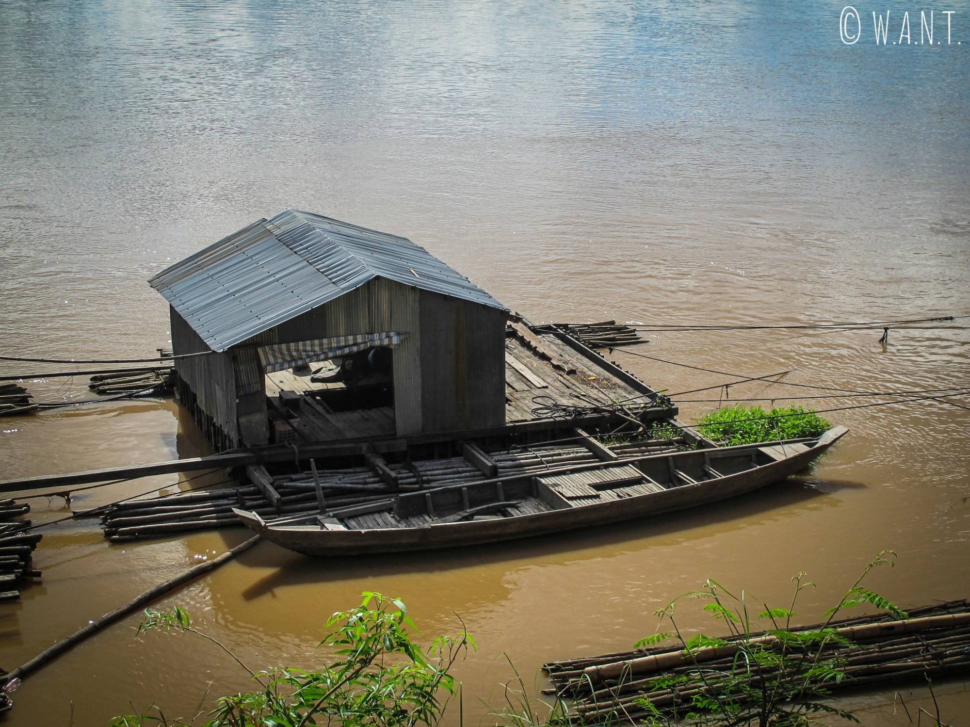 Gros plan sur l'une des habitations du village flottant de Koh Trong