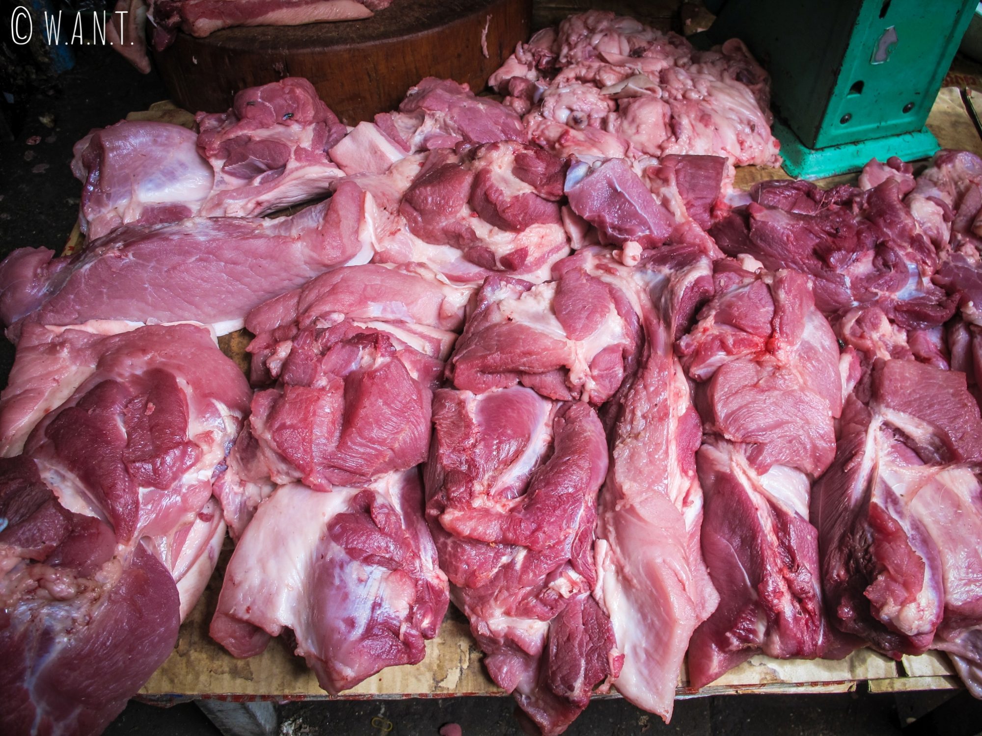 Gros plan sur un étal de viande sur le marché de Kratie