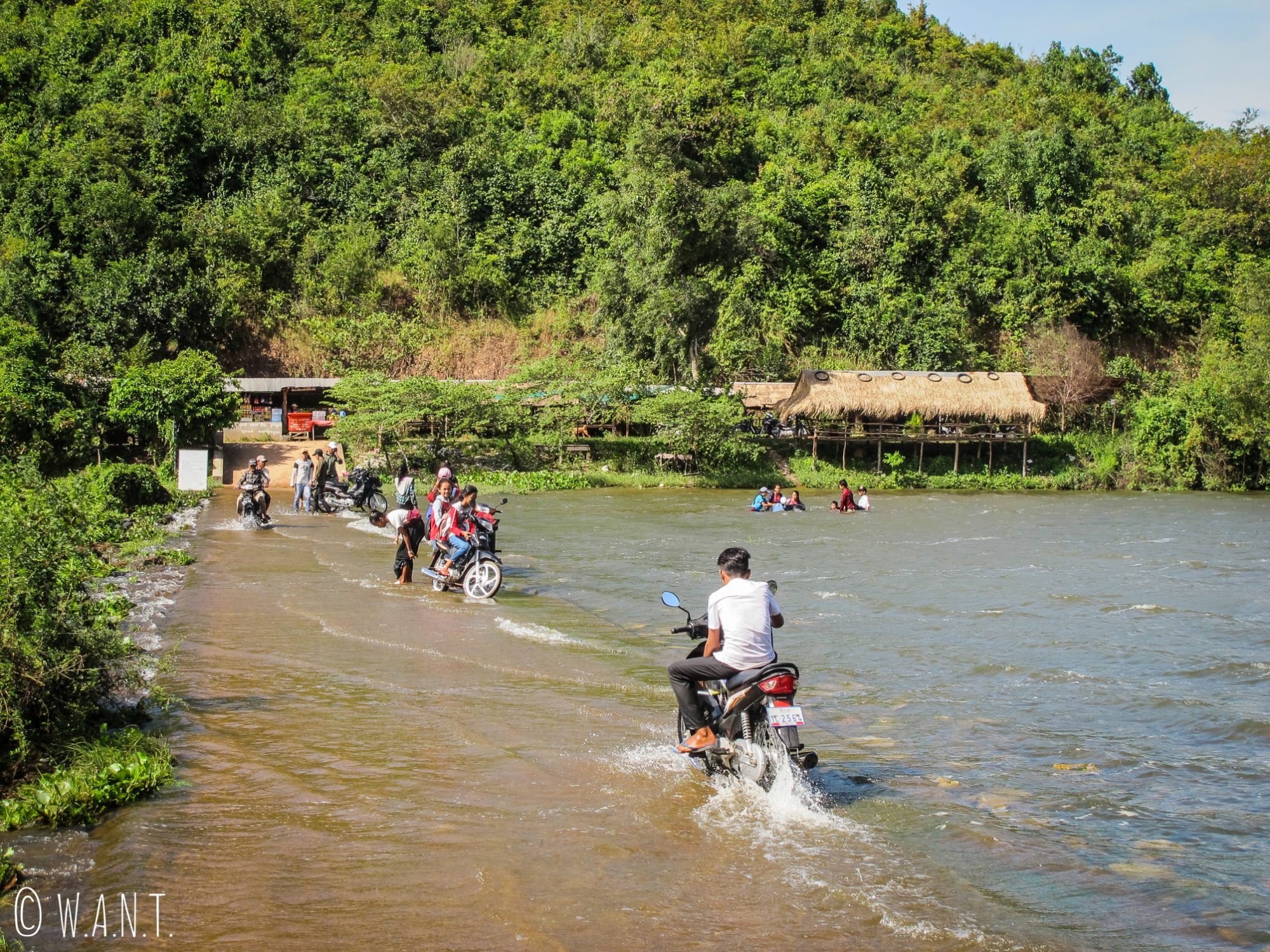 Les locaux viennent se baigner et laver leur scooter au Secret Lake près de Kampot