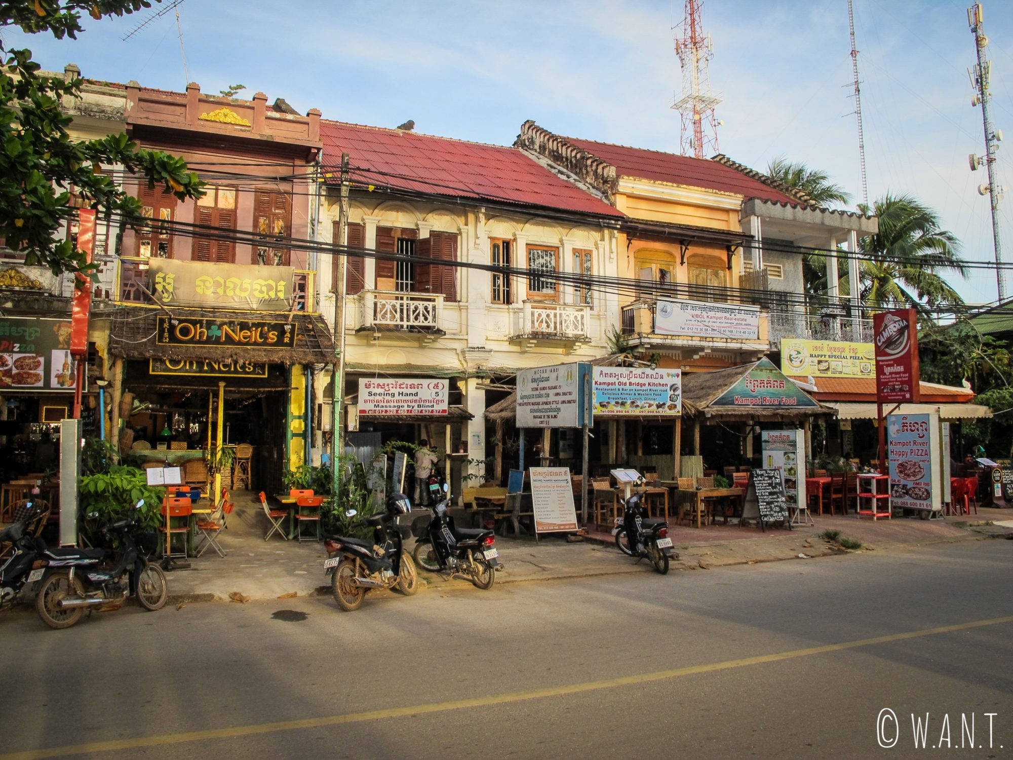 Les restaurants sont nombreux dans les rues de Kampot