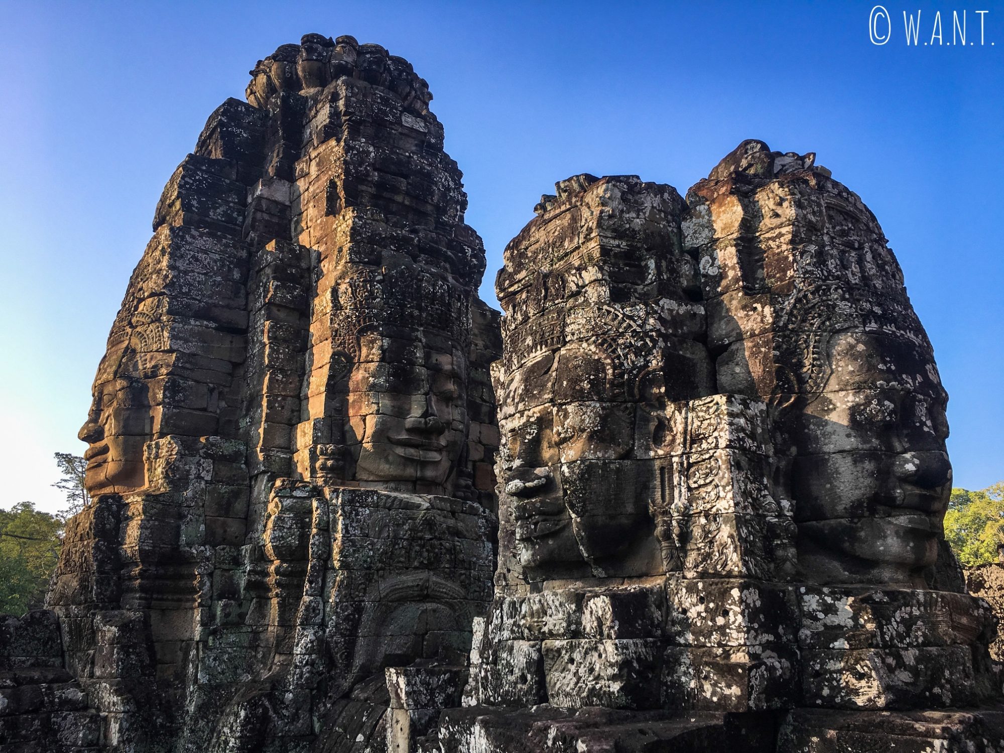 Les visages du temple Bayon d'Angkor nous entourent