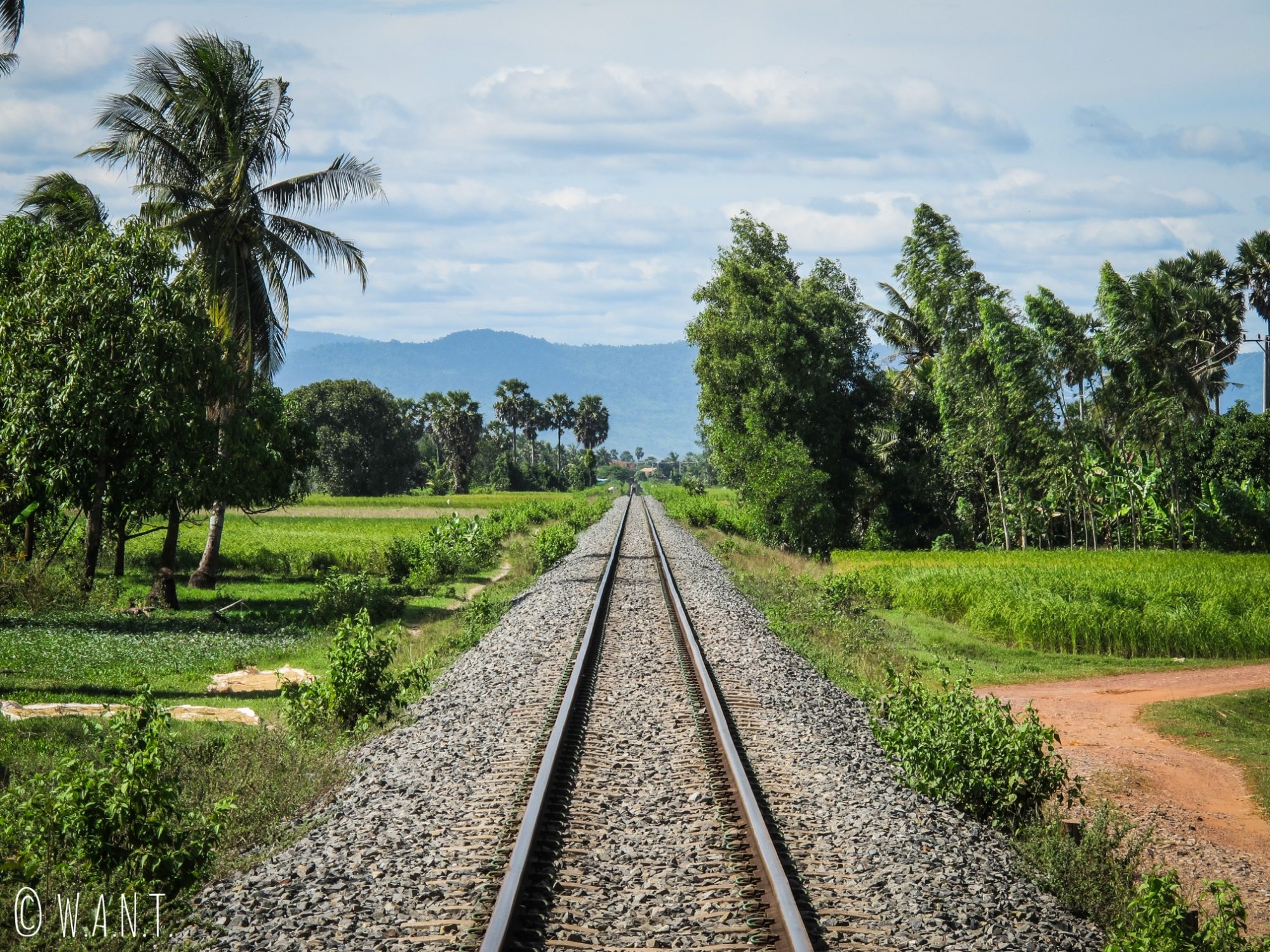 Ligne de chemin de fer aux environs de Kampot