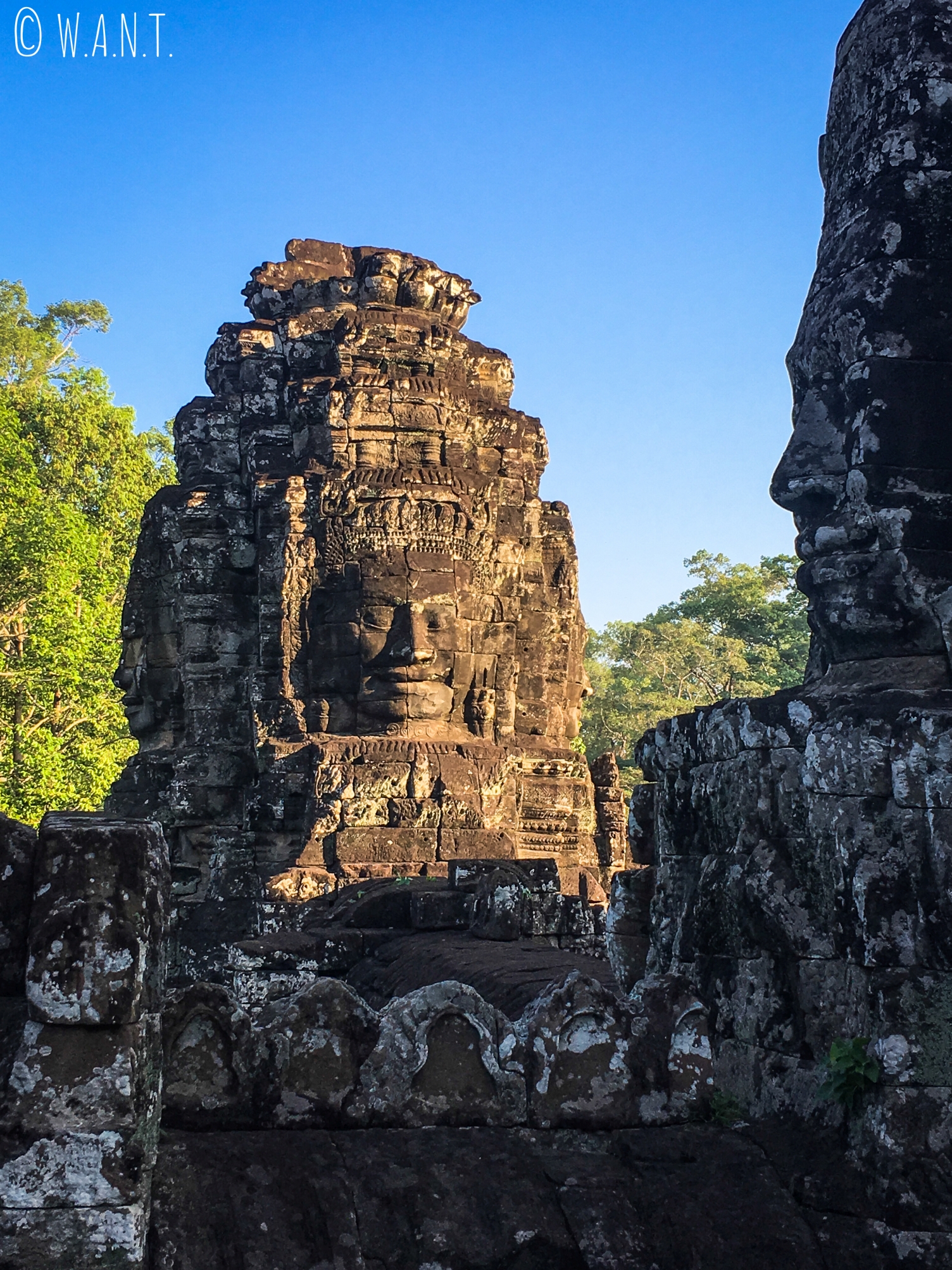 Lumière matinale sur les visages du temple Bayon à Angkor