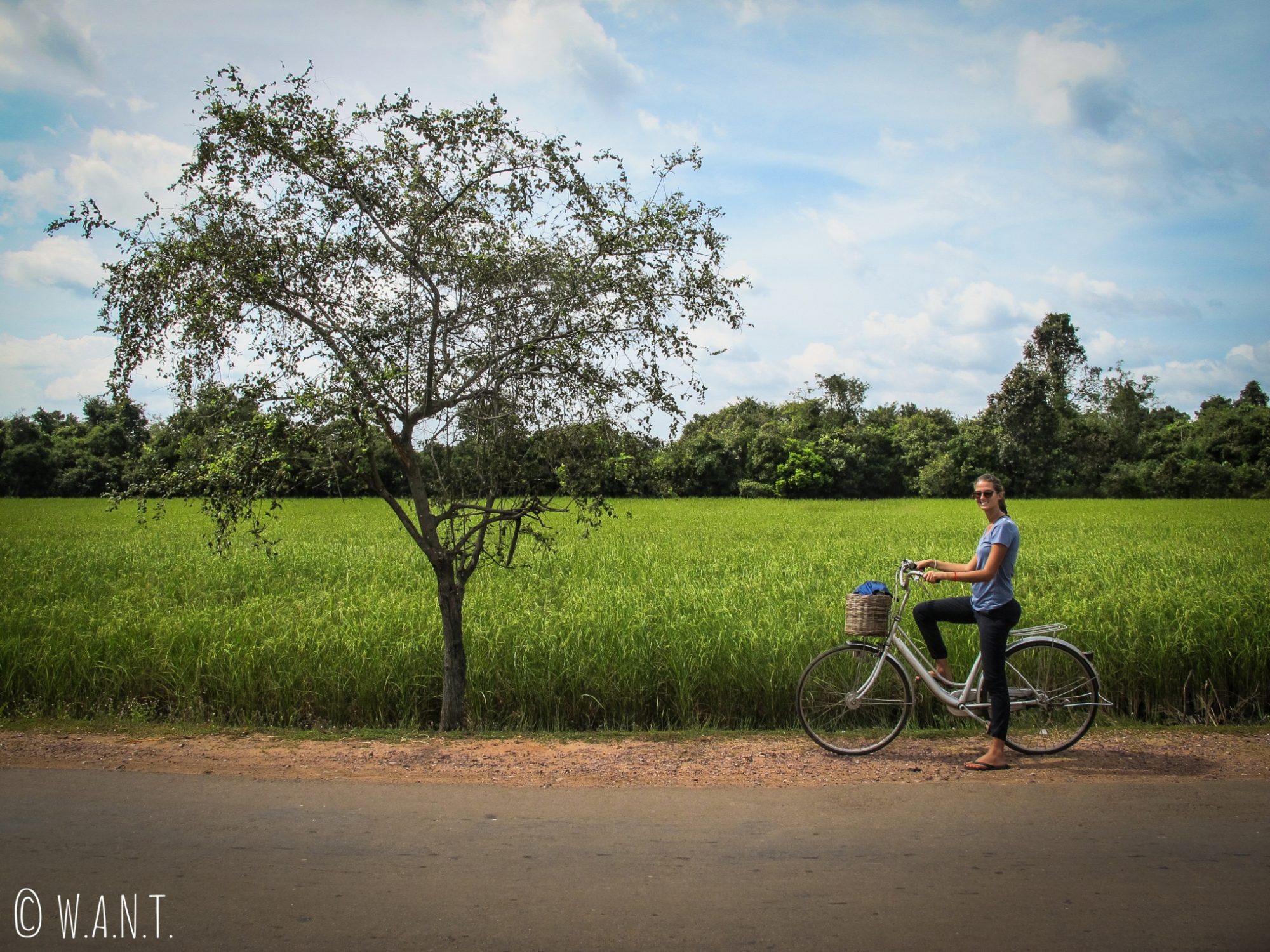 Marion sur son vélo pour visiter le site archéologique d'Angkor