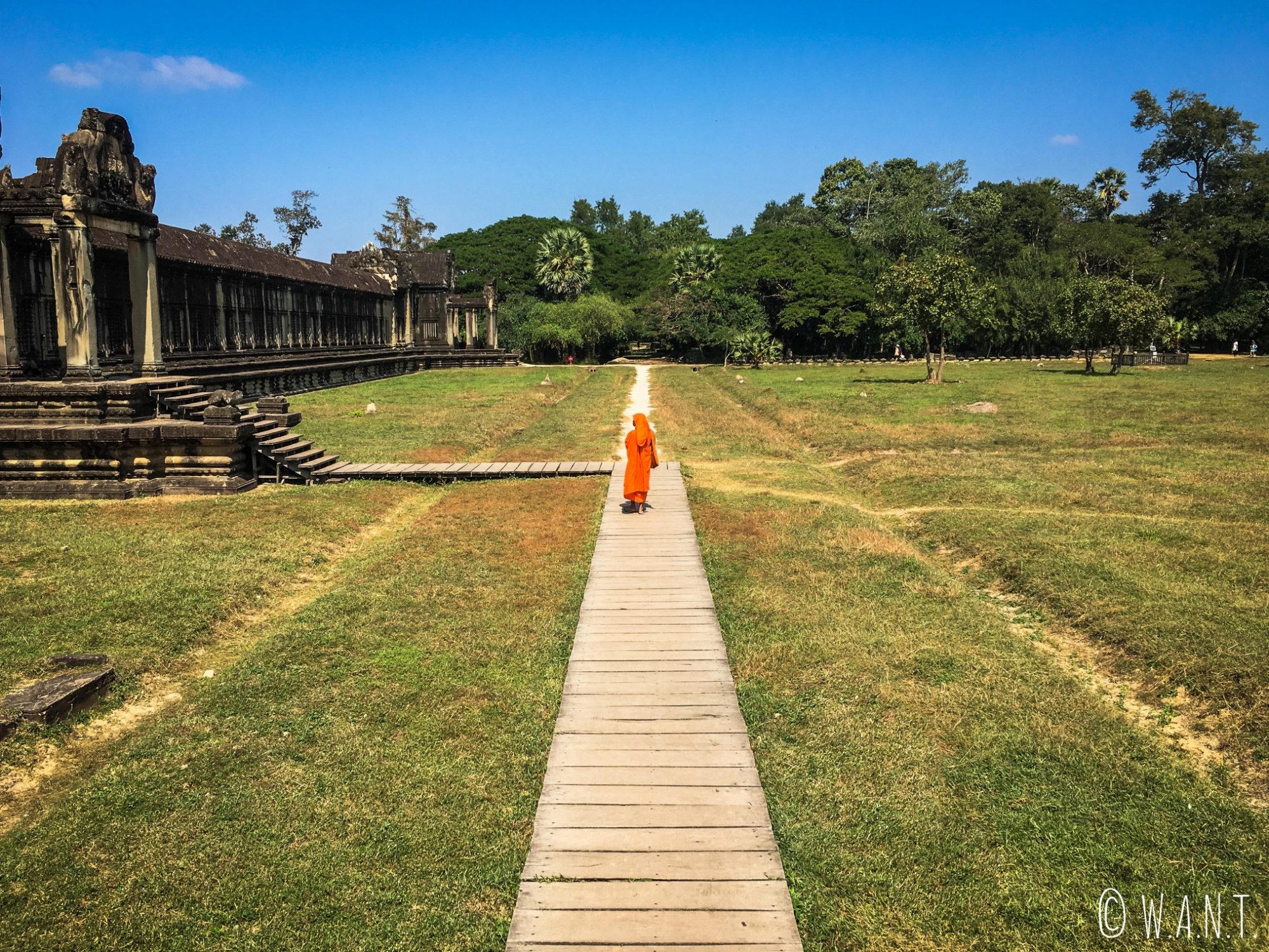 Moine dans les jardins d'Angkor Wat à Siem Reap