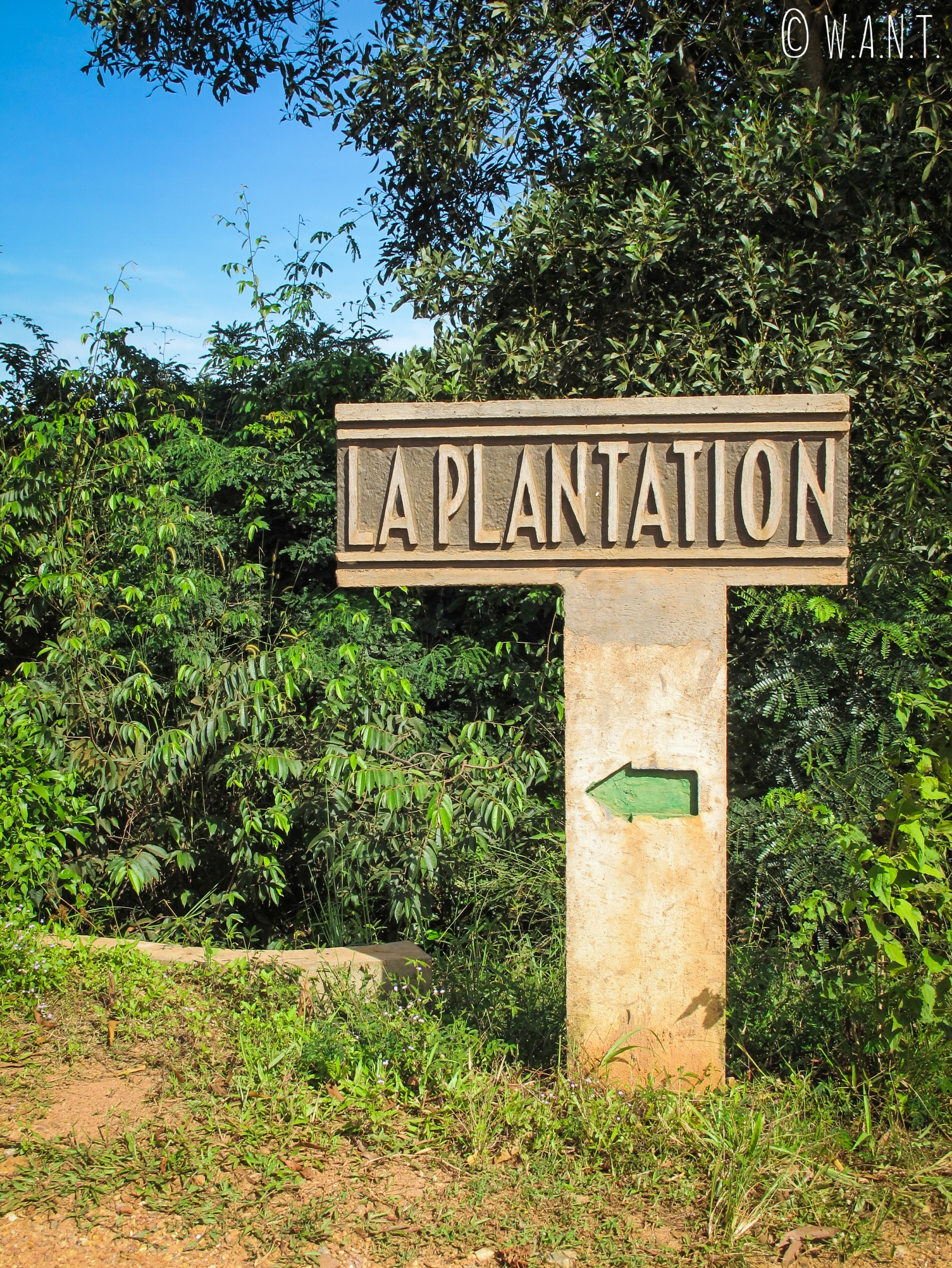 Panneau indiquant la direction de La Plantation de poivre de Kampot que nous avons visitée