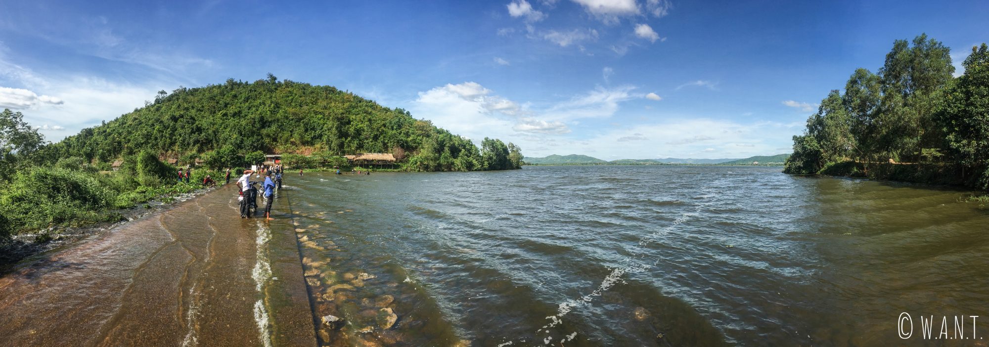 Panorama sur le Secret Lake près de Kampot