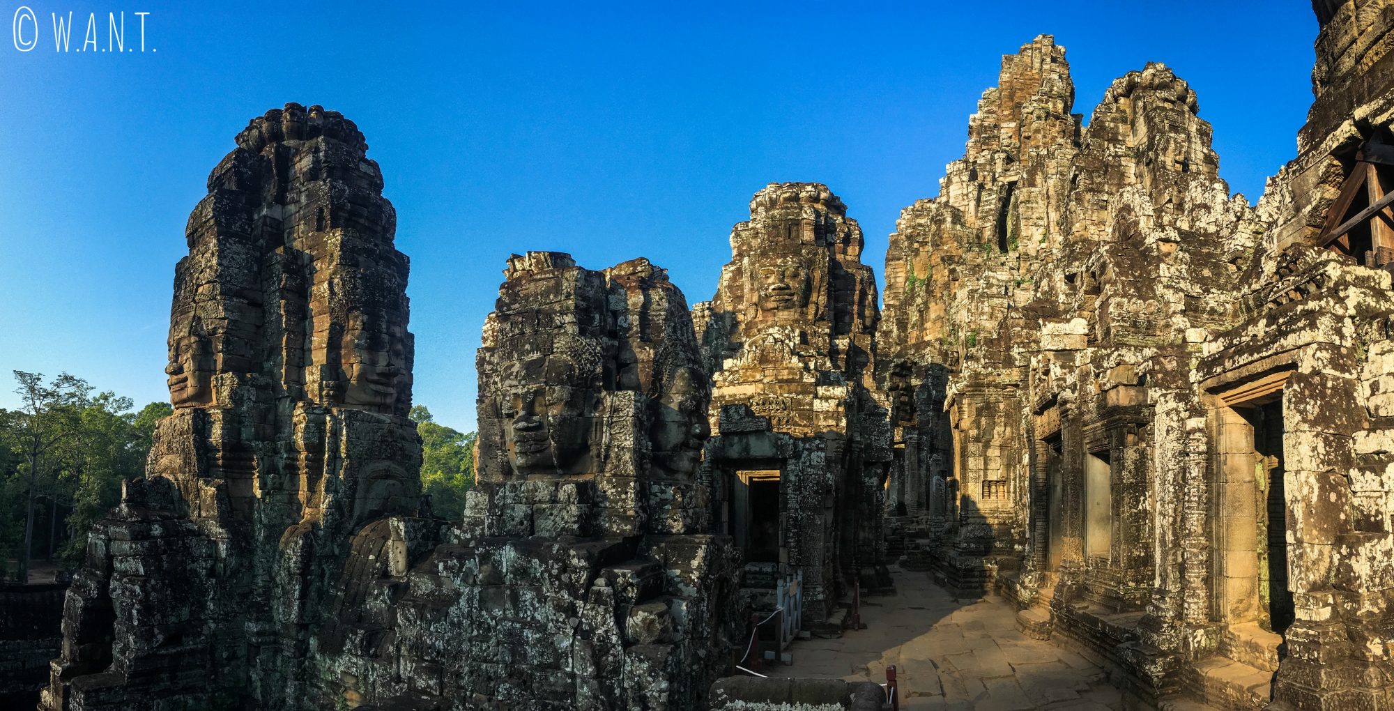 Panorama à l'intérieur du temple Bayon dans l'enceinte d'Angkor Thom