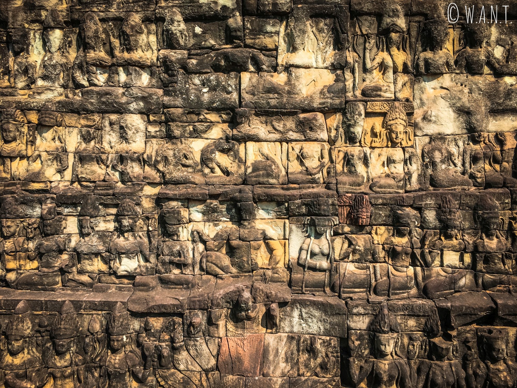 Pierres sculptées dans l'enceinte d'Angkor Thom
