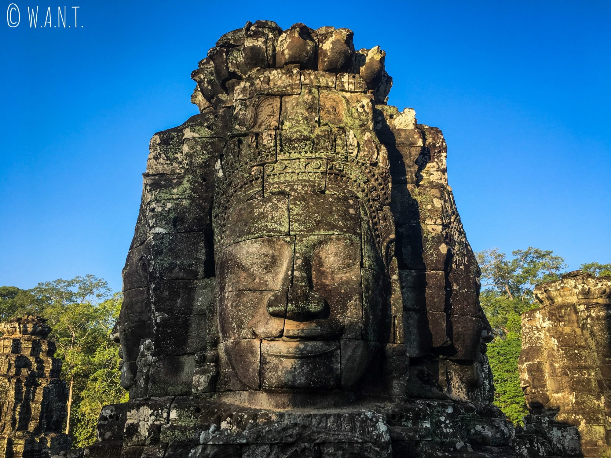 Rayon du soleil sur les visages du temple Bayon à Angkor
