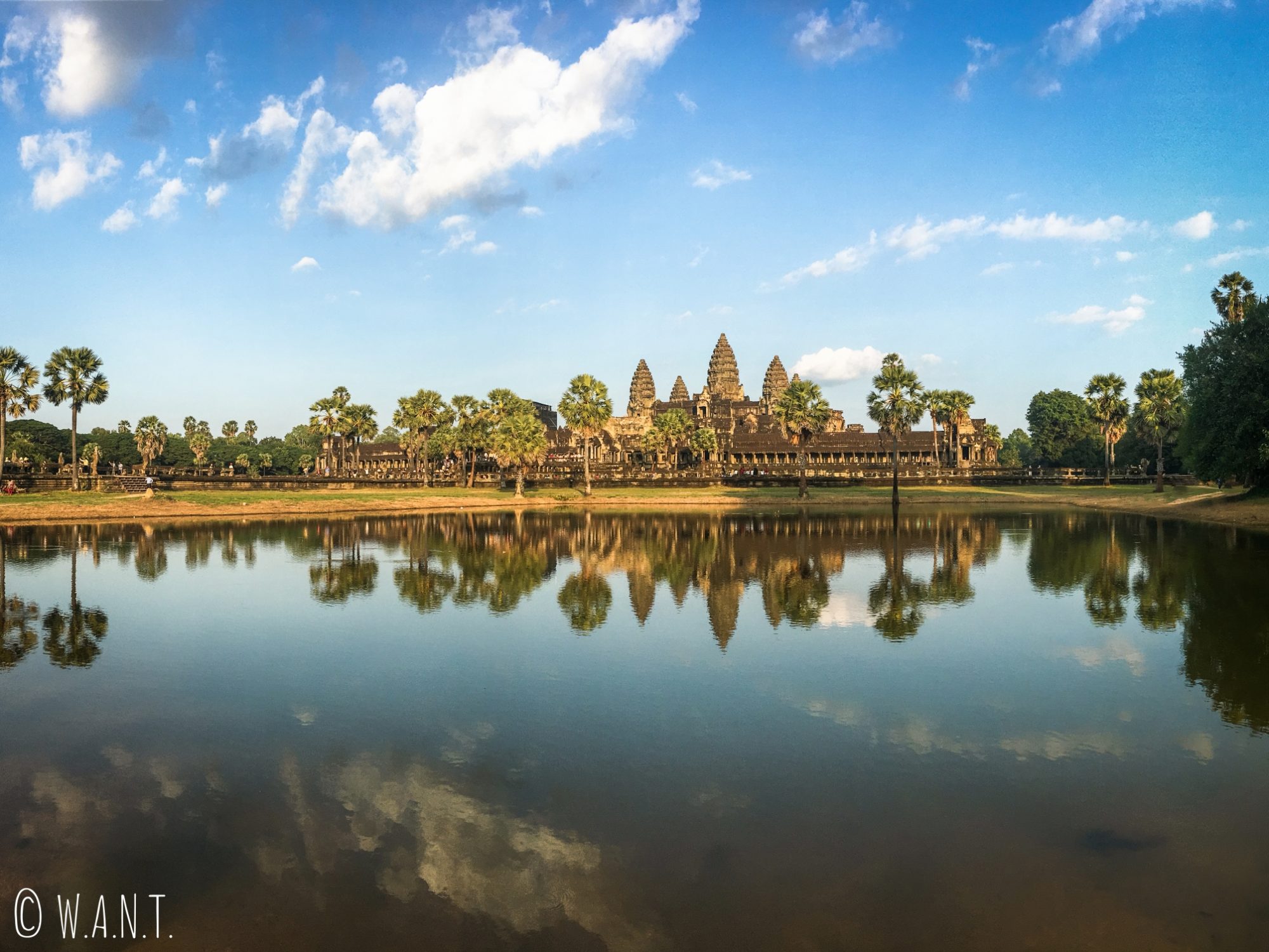 Reflet d'Angkor Wat dans l'eau à Siem Reap